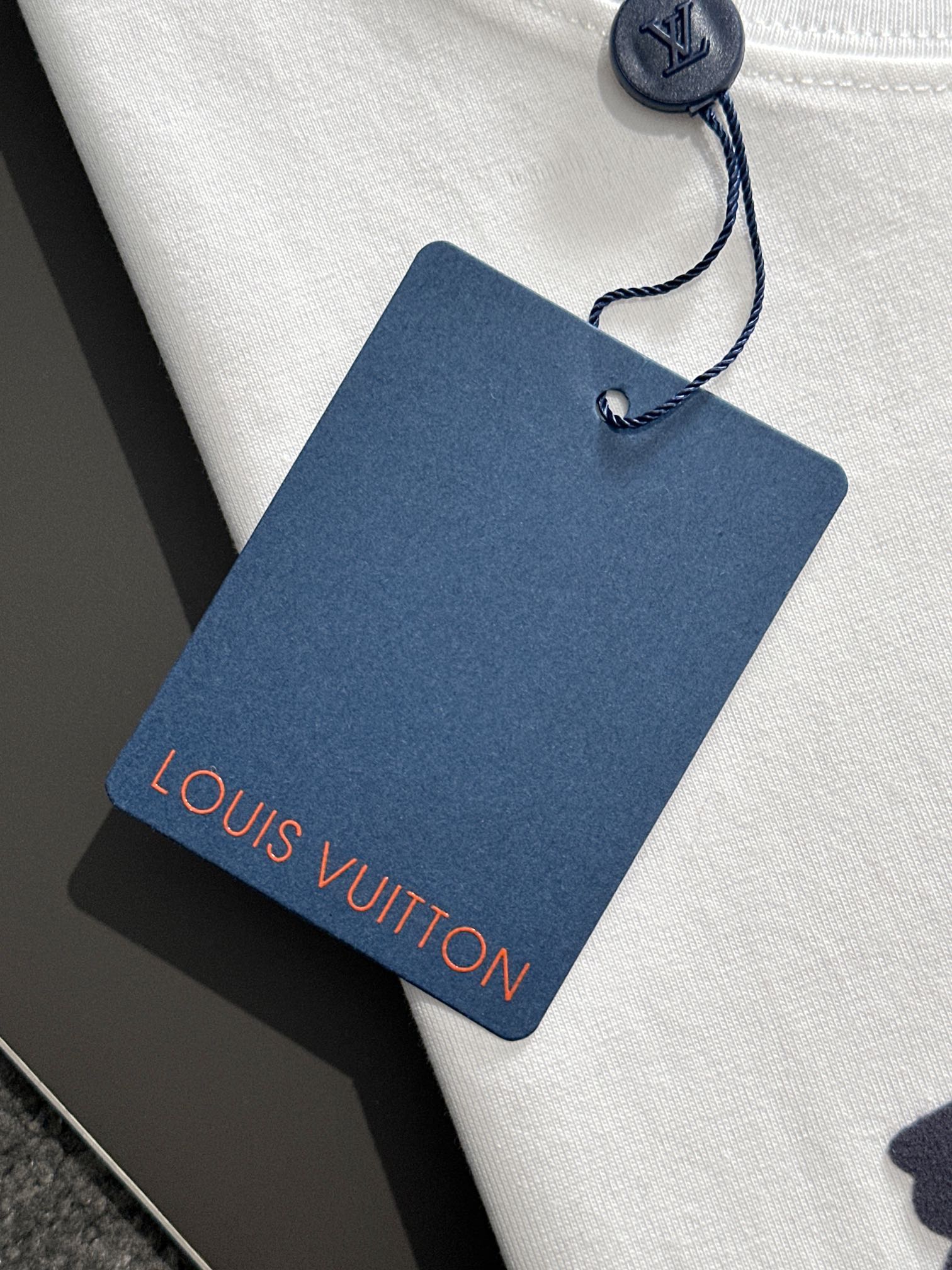  1V 2025SS春夏最新款圆领时尚短袖T恤，官网同步，专柜纯棉面料！贴肤舒适，耐看又好穿，经典简约l