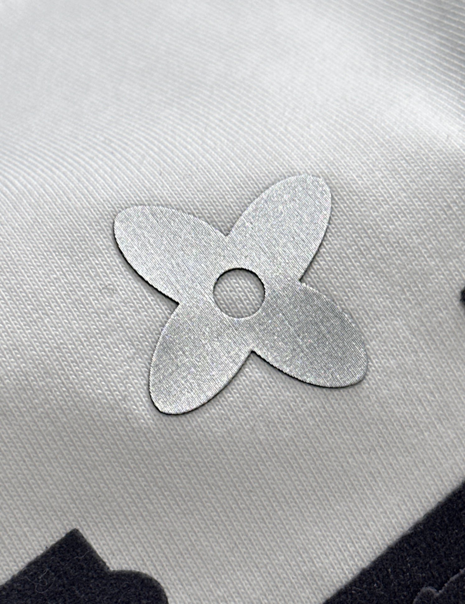  1V 2025SS春夏最新款圆领时尚短袖T恤，官网同步，专柜纯棉面料！贴肤舒适，耐看又好穿，经典简约l