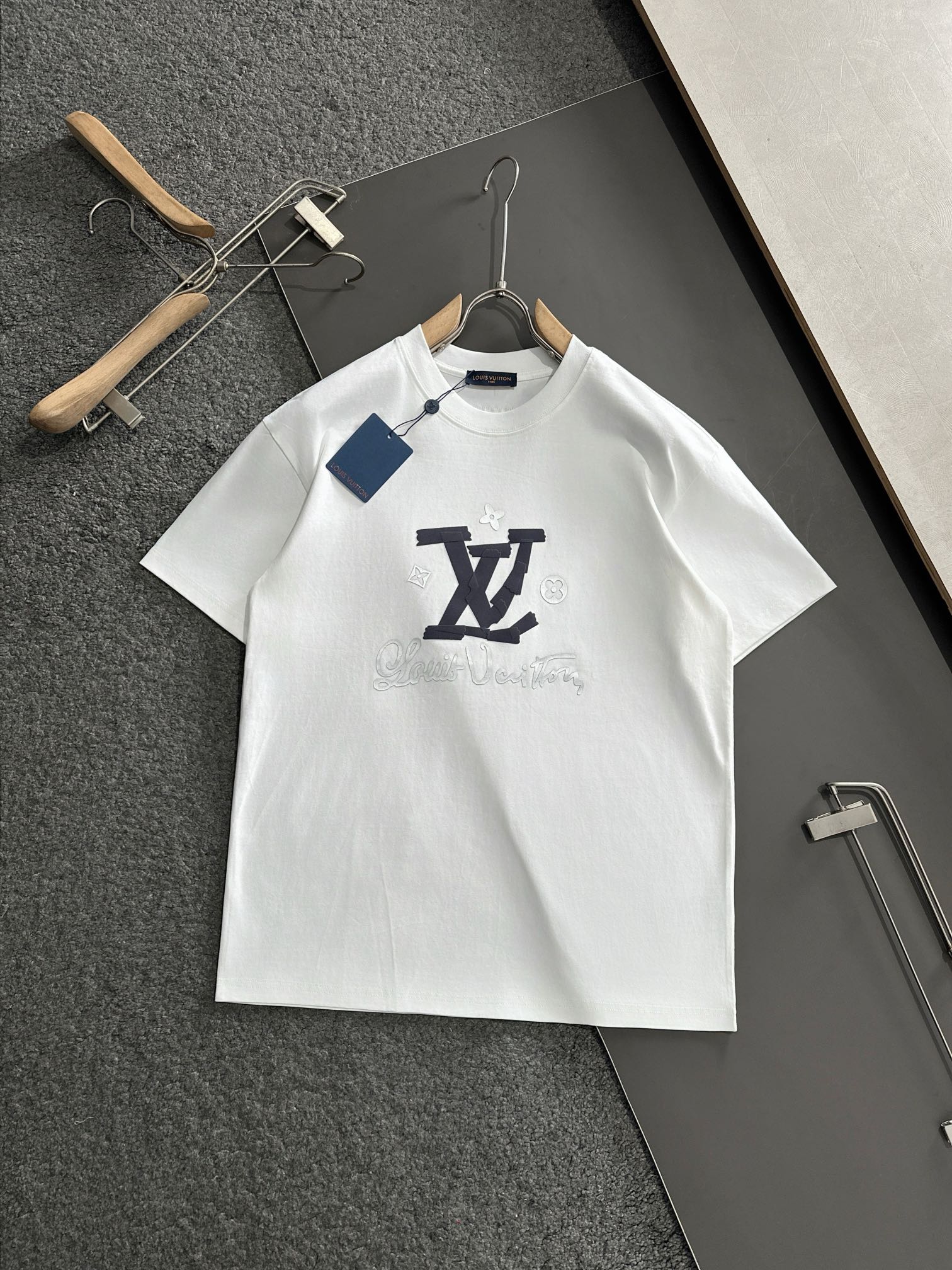  1V 2025SS春夏最新款圆领时尚短袖T恤，官网同步，专柜纯棉面料！贴肤舒适，耐看又好穿，经典简约l