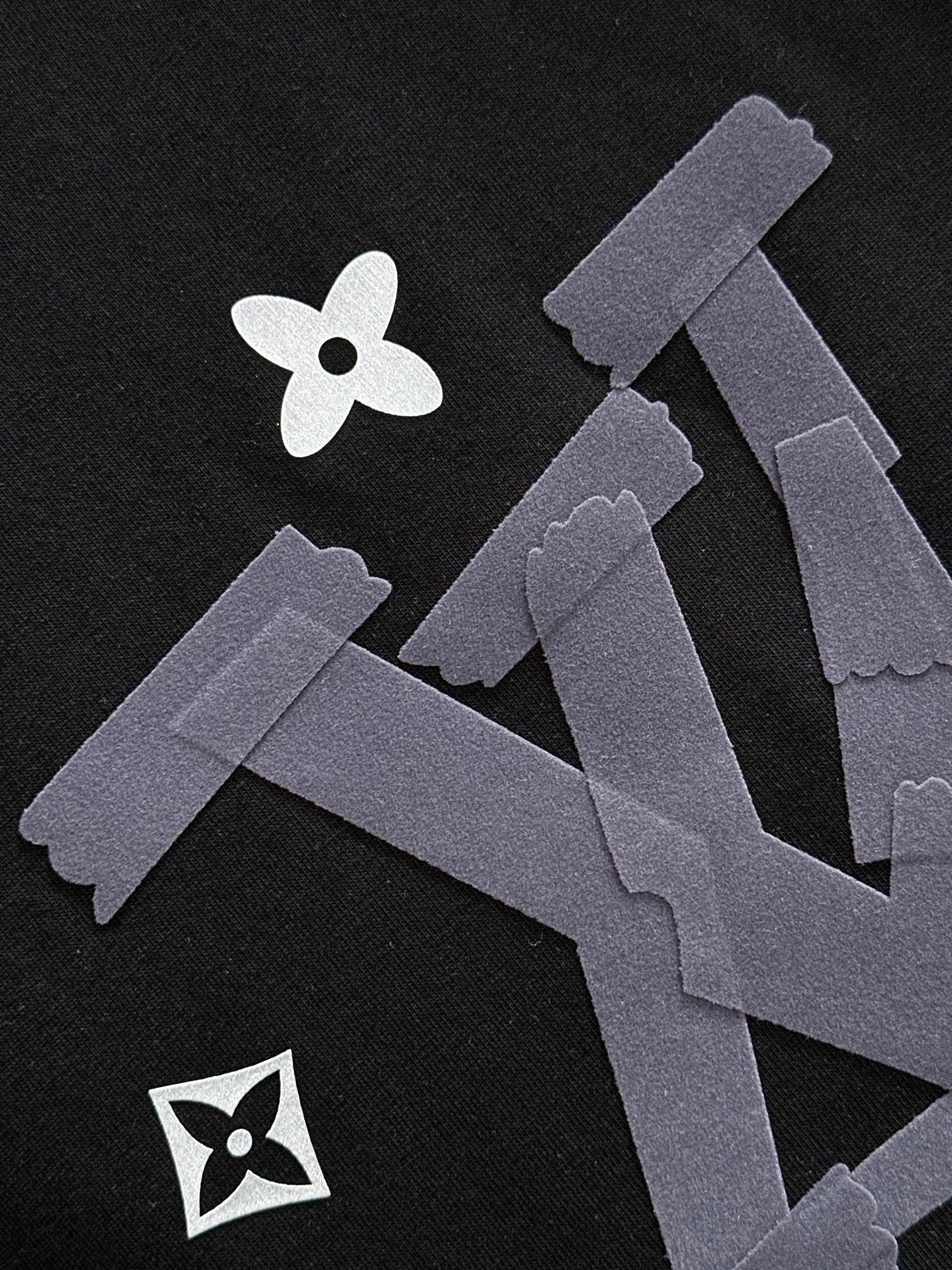  1V 2025SS春夏最新款圆领时尚短袖T恤，官网同步，专柜纯棉面料！贴肤舒适，耐看又好穿，经典简约l