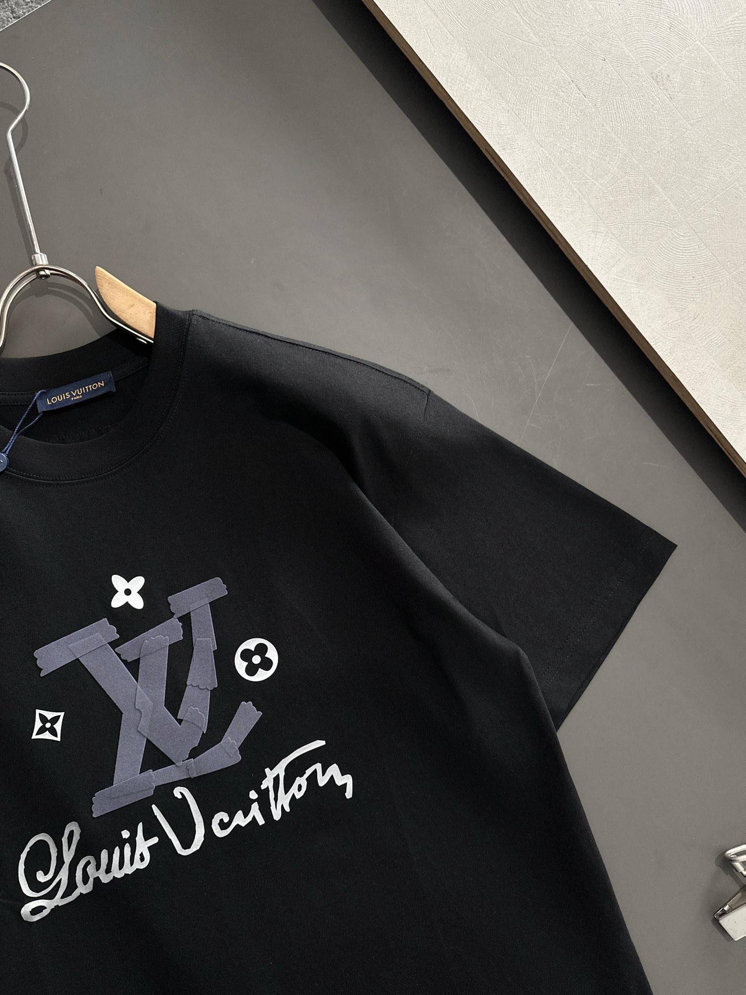  1V 2025SS春夏最新款圆领时尚短袖T恤，官网同步，专柜纯棉面料！贴肤舒适，耐看又好穿，经典简约l