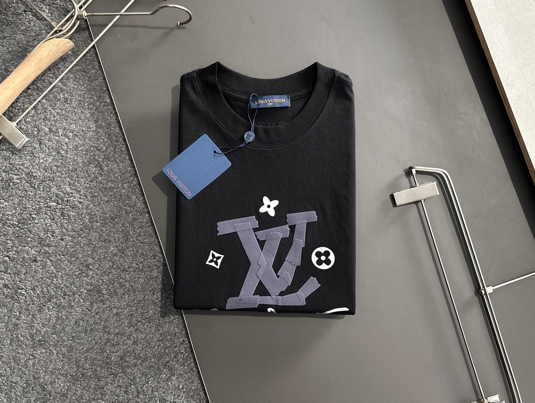  1V 2025SS春夏最新款圆领时尚短袖T恤，官网同步，专柜纯棉面料！贴肤舒适，耐看又好穿，经典简约l