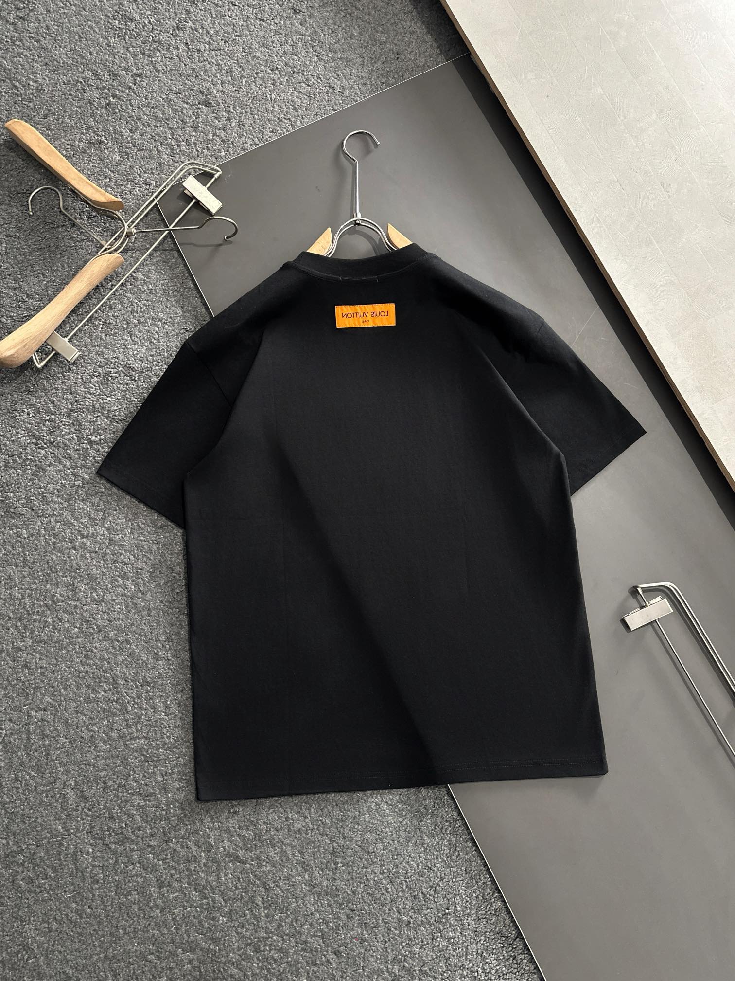  1V 2025SS春夏最新款圆领时尚短袖T恤，官网同步，专柜纯棉面料！贴肤舒适，耐看又好穿，经典简约l