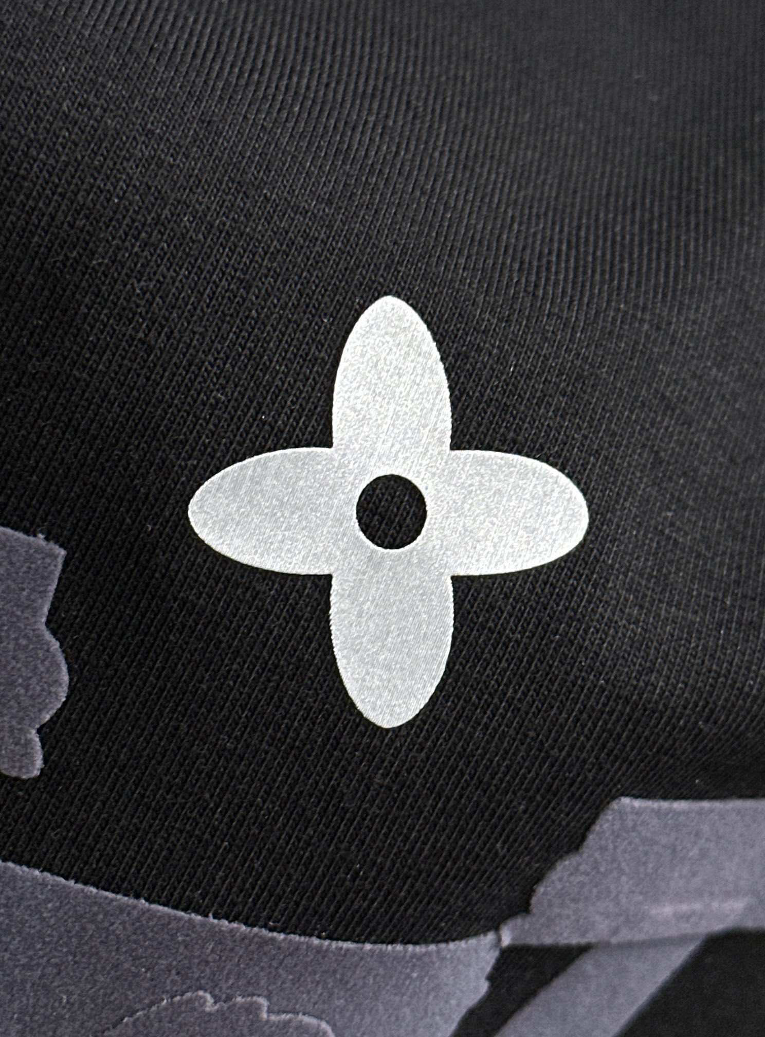  1V 2025SS春夏最新款圆领时尚短袖T恤，官网同步，专柜纯棉面料！贴肤舒适，耐看又好穿，经典简约l