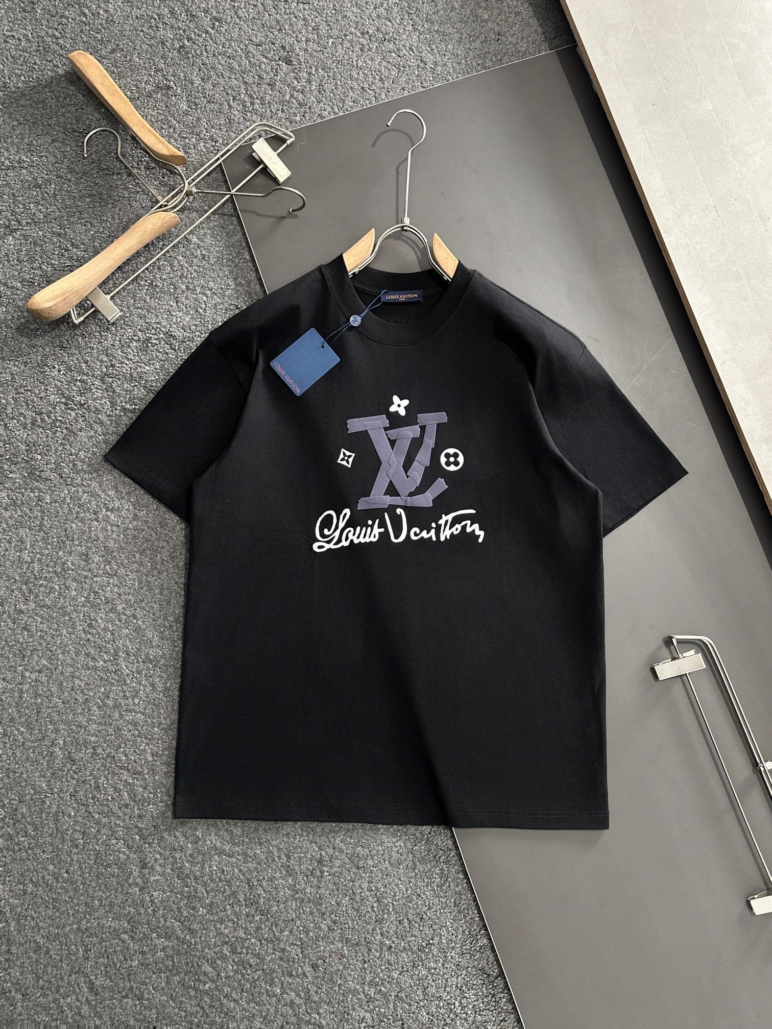  1V 2025SS春夏最新款圆领时尚短袖T恤，官网同步，专柜纯棉面料！贴肤舒适，耐看又好穿，经典简约l