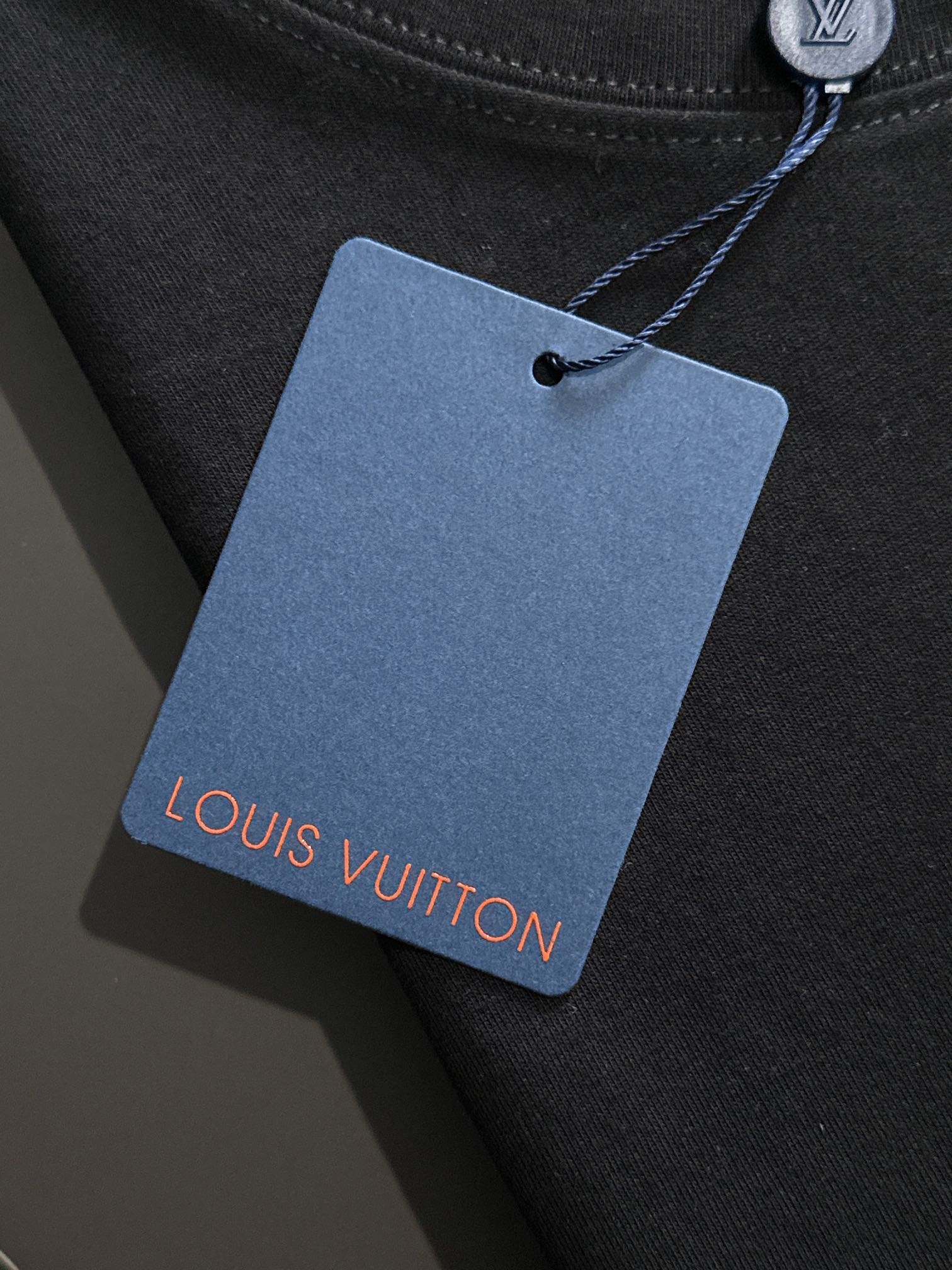  1V 2025SS春夏最新款圆领时尚短袖T恤，官网同步，专柜纯棉面料！贴肤舒适，耐看又好穿，经典简约l