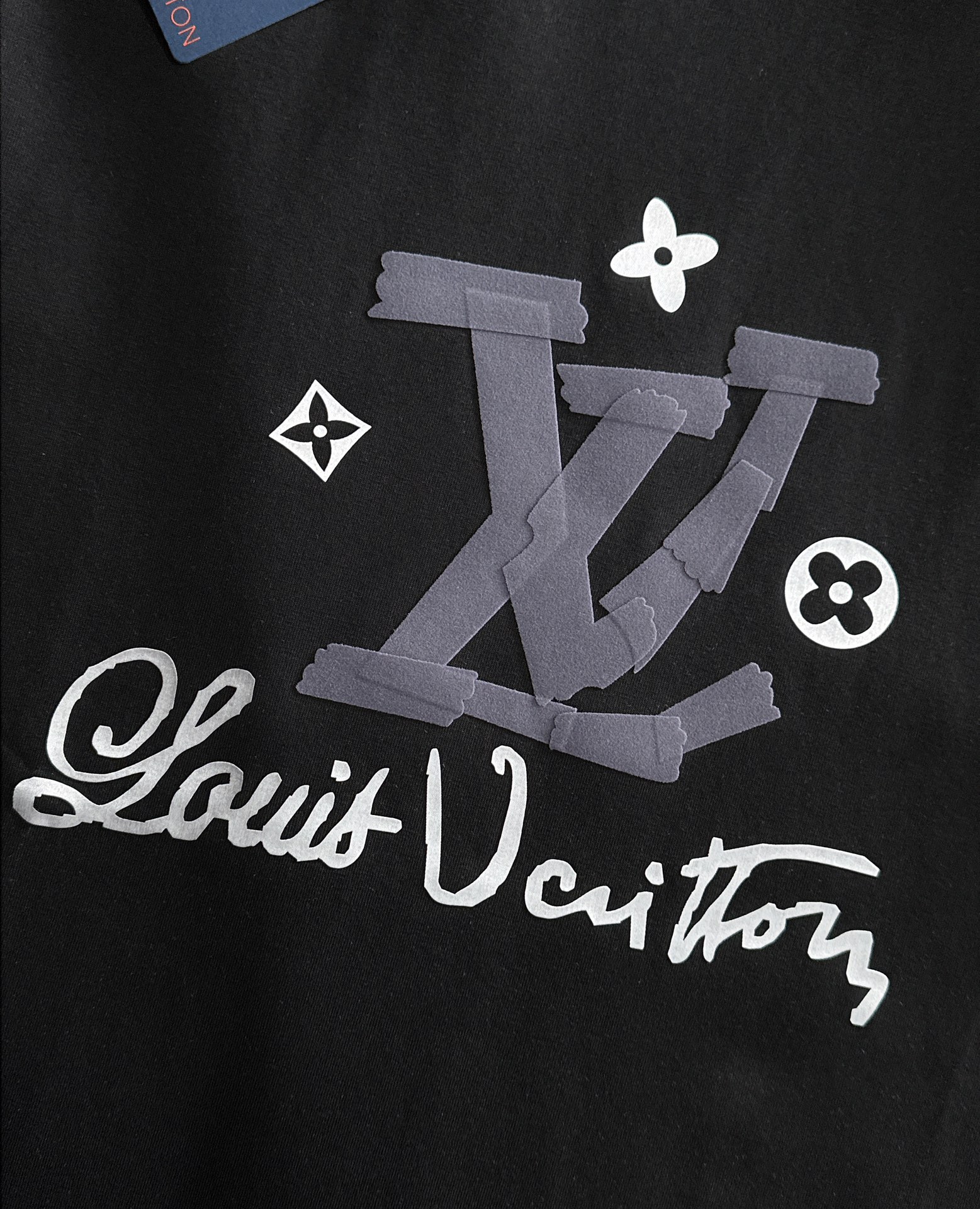  1V 2025SS春夏最新款圆领时尚短袖T恤，官网同步，专柜纯棉面料！贴肤舒适，耐看又好穿，经典简约l