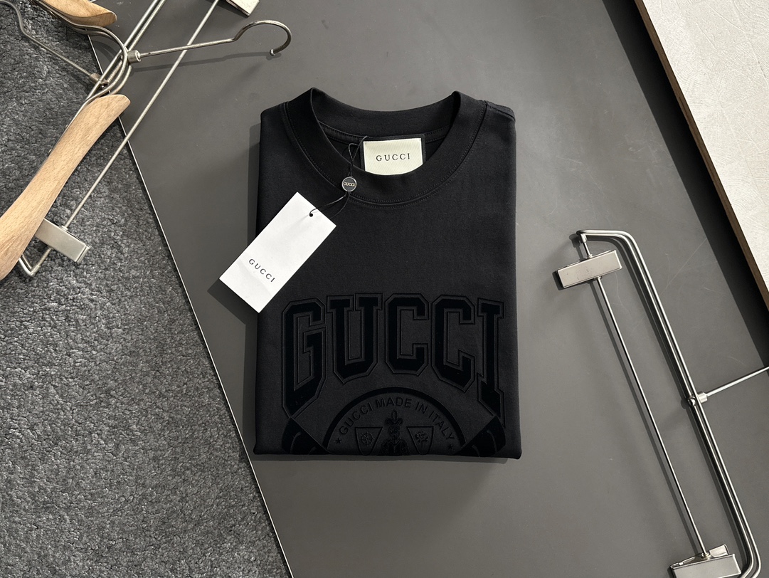  GUC 2025SS春夏最新款圆领时尚短袖T恤，官网同步，专柜纯棉面料！贴肤舒适，耐看又好穿，经典简约