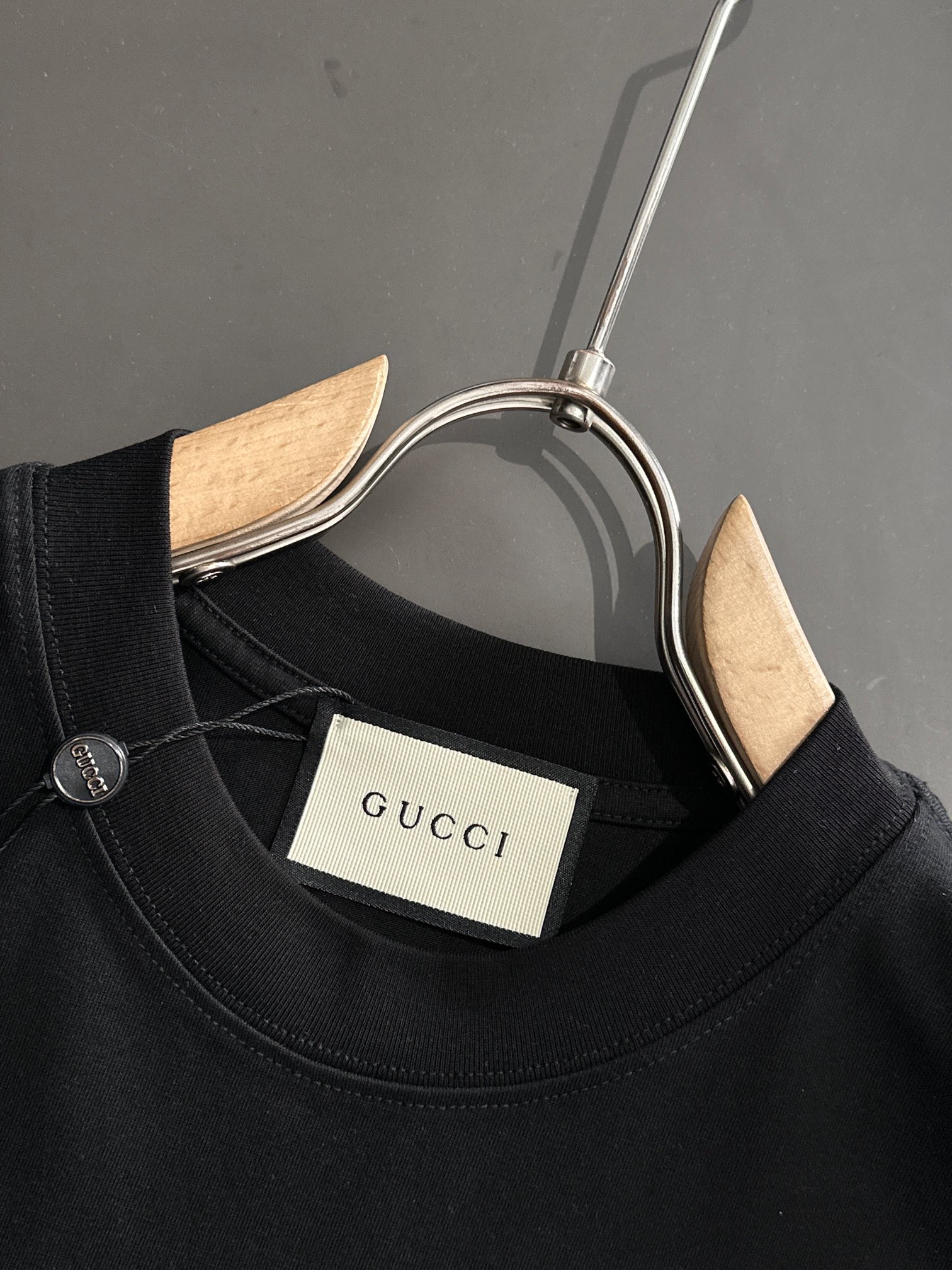  GUC 2025SS春夏最新款圆领时尚短袖T恤，官网同步，专柜纯棉面料！贴肤舒适，耐看又好穿，经典简约