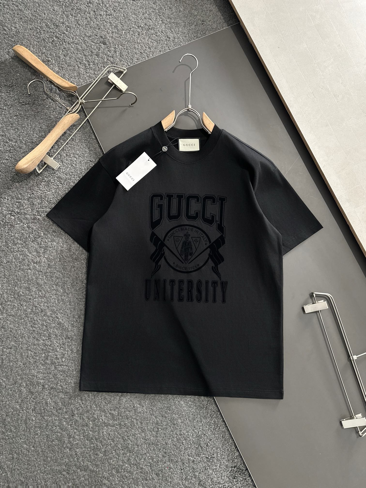  GUC 2025SS春夏最新款圆领时尚短袖T恤，官网同步，专柜纯棉面料！贴肤舒适，耐看又好穿，经典简约