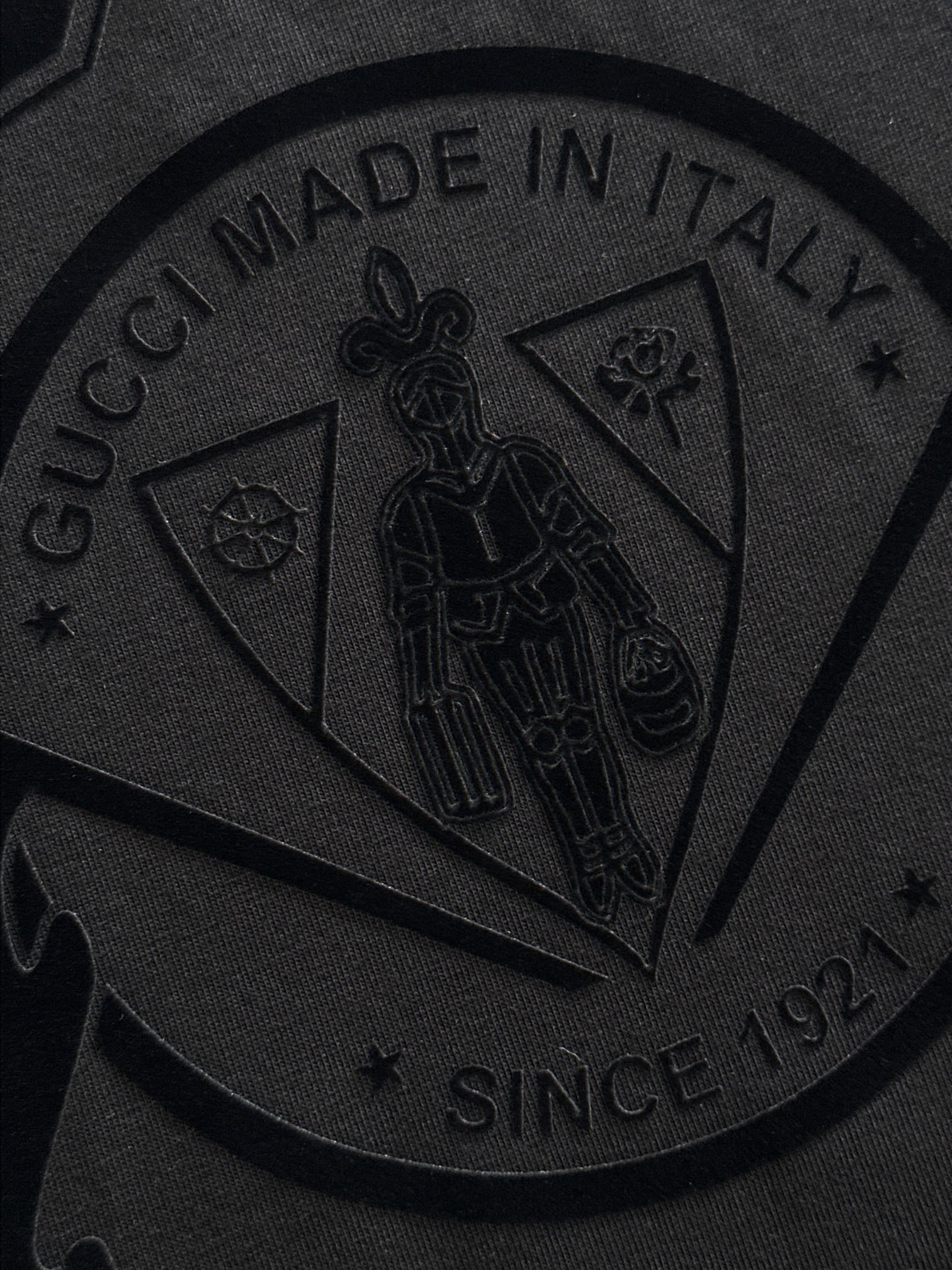  GUC 2025SS春夏最新款圆领时尚短袖T恤，官网同步，专柜纯棉面料！贴肤舒适，耐看又好穿，经典简约