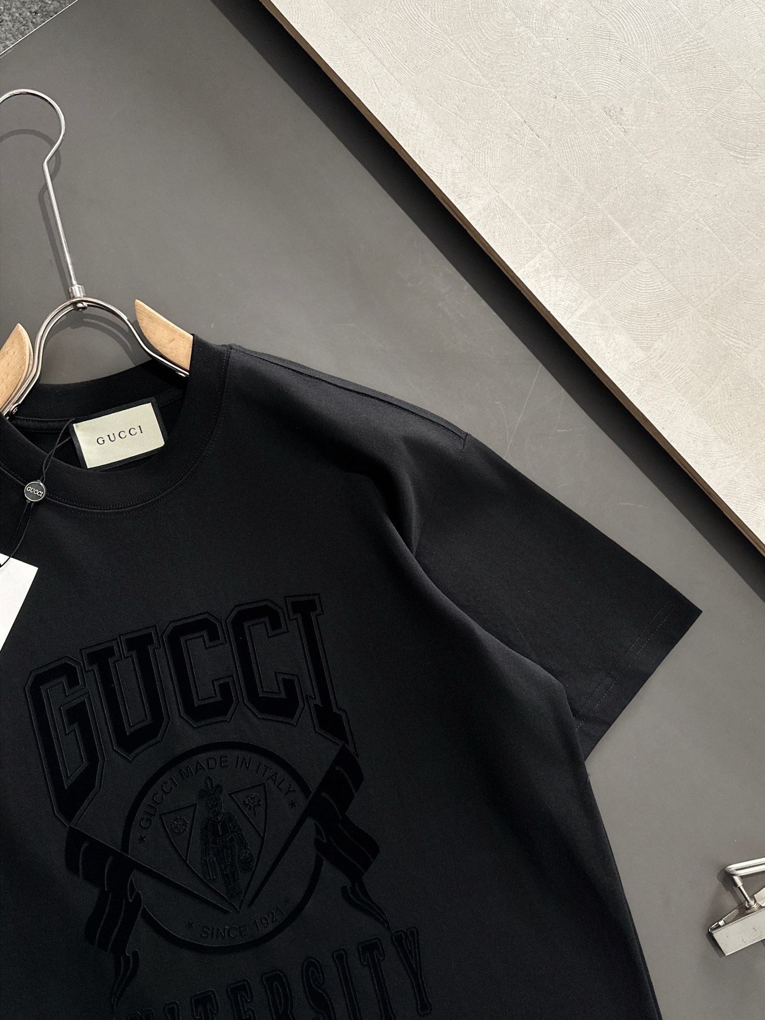  GUC 2025SS春夏最新款圆领时尚短袖T恤，官网同步，专柜纯棉面料！贴肤舒适，耐看又好穿，经典简约