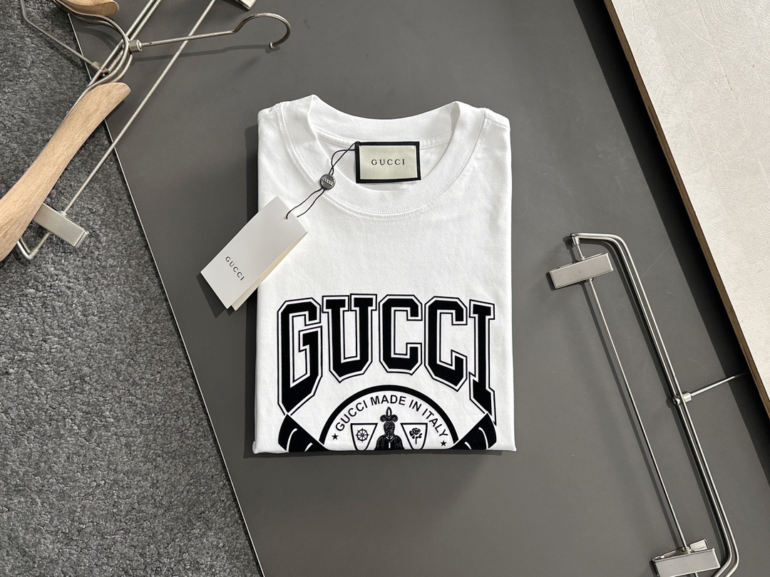  GUC 2025SS春夏最新款圆领时尚短袖T恤，官网同步，专柜纯棉面料！贴肤舒适，耐看又好穿，经典简约