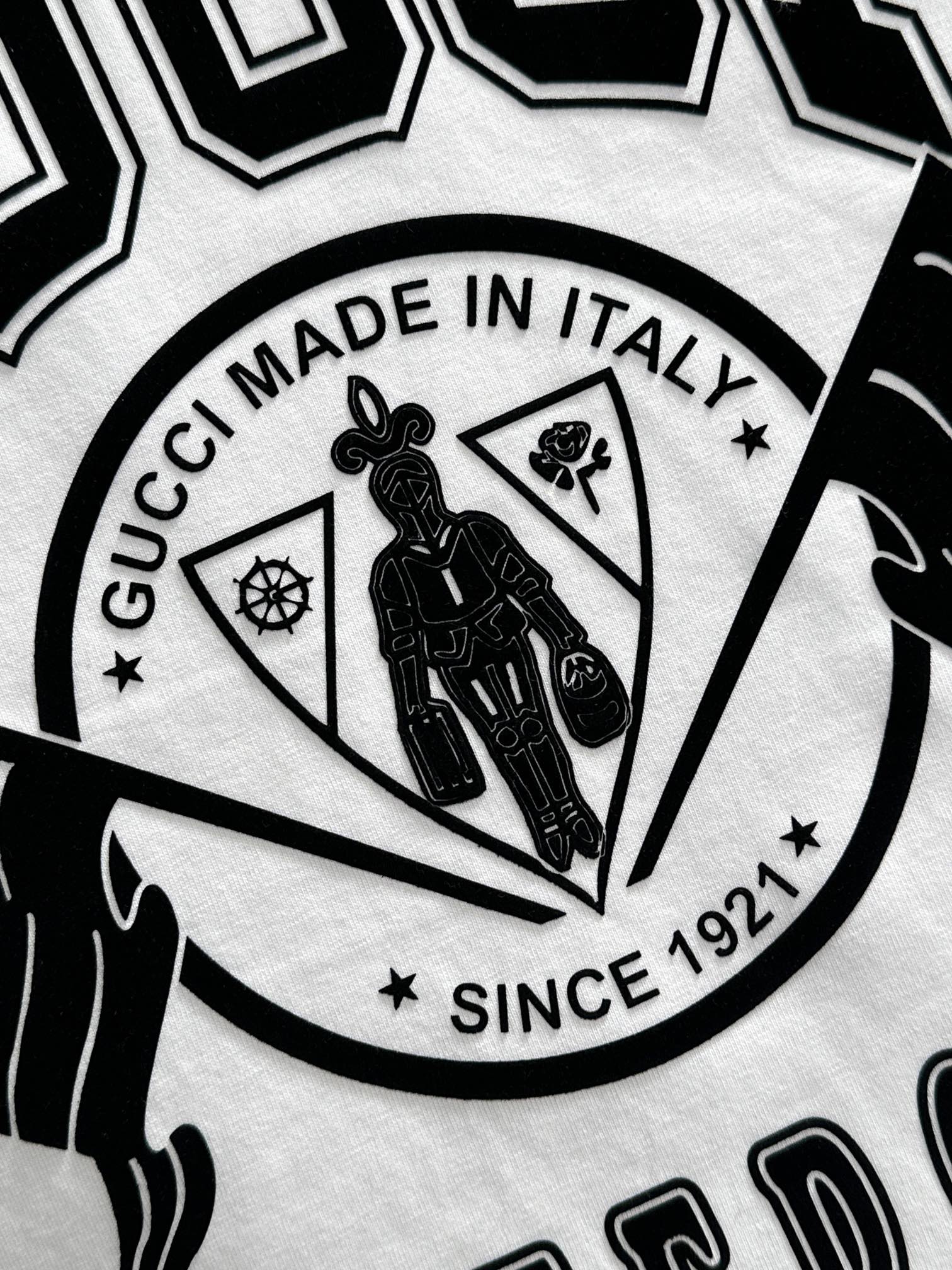  GUC 2025SS春夏最新款圆领时尚短袖T恤，官网同步，专柜纯棉面料！贴肤舒适，耐看又好穿，经典简约