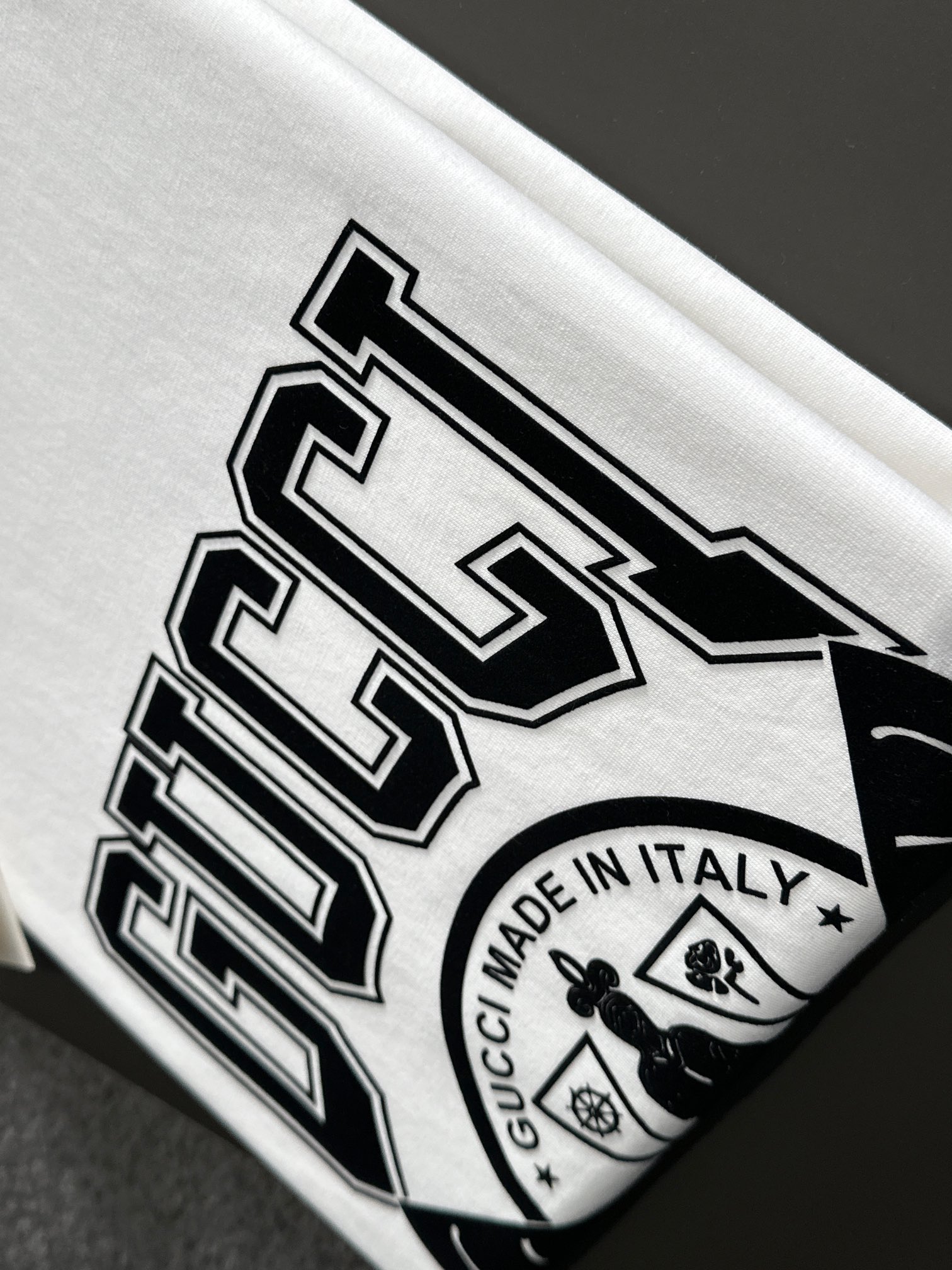  GUC 2025SS春夏最新款圆领时尚短袖T恤，官网同步，专柜纯棉面料！贴肤舒适，耐看又好穿，经典简约