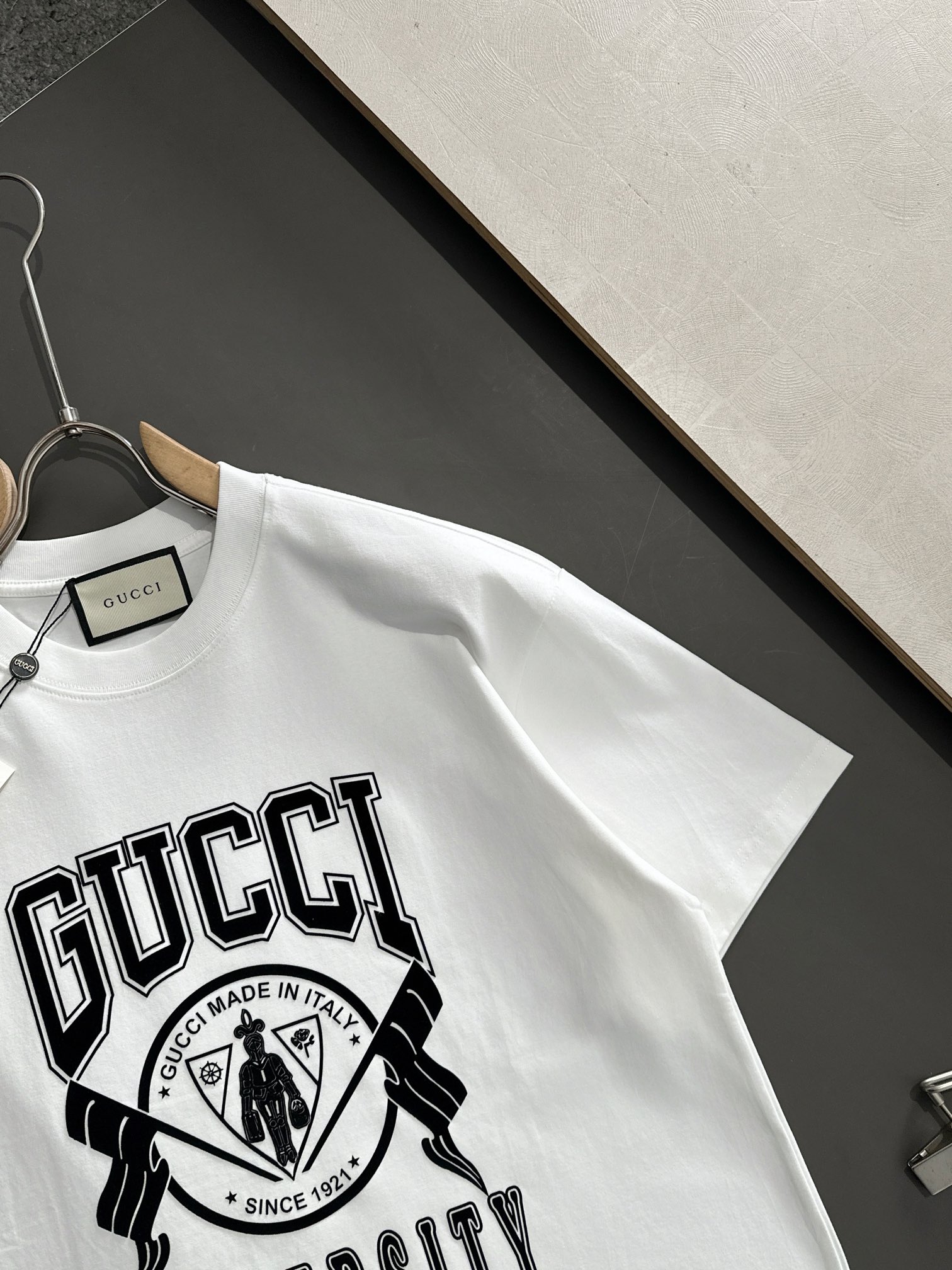  GUC 2025SS春夏最新款圆领时尚短袖T恤，官网同步，专柜纯棉面料！贴肤舒适，耐看又好穿，经典简约