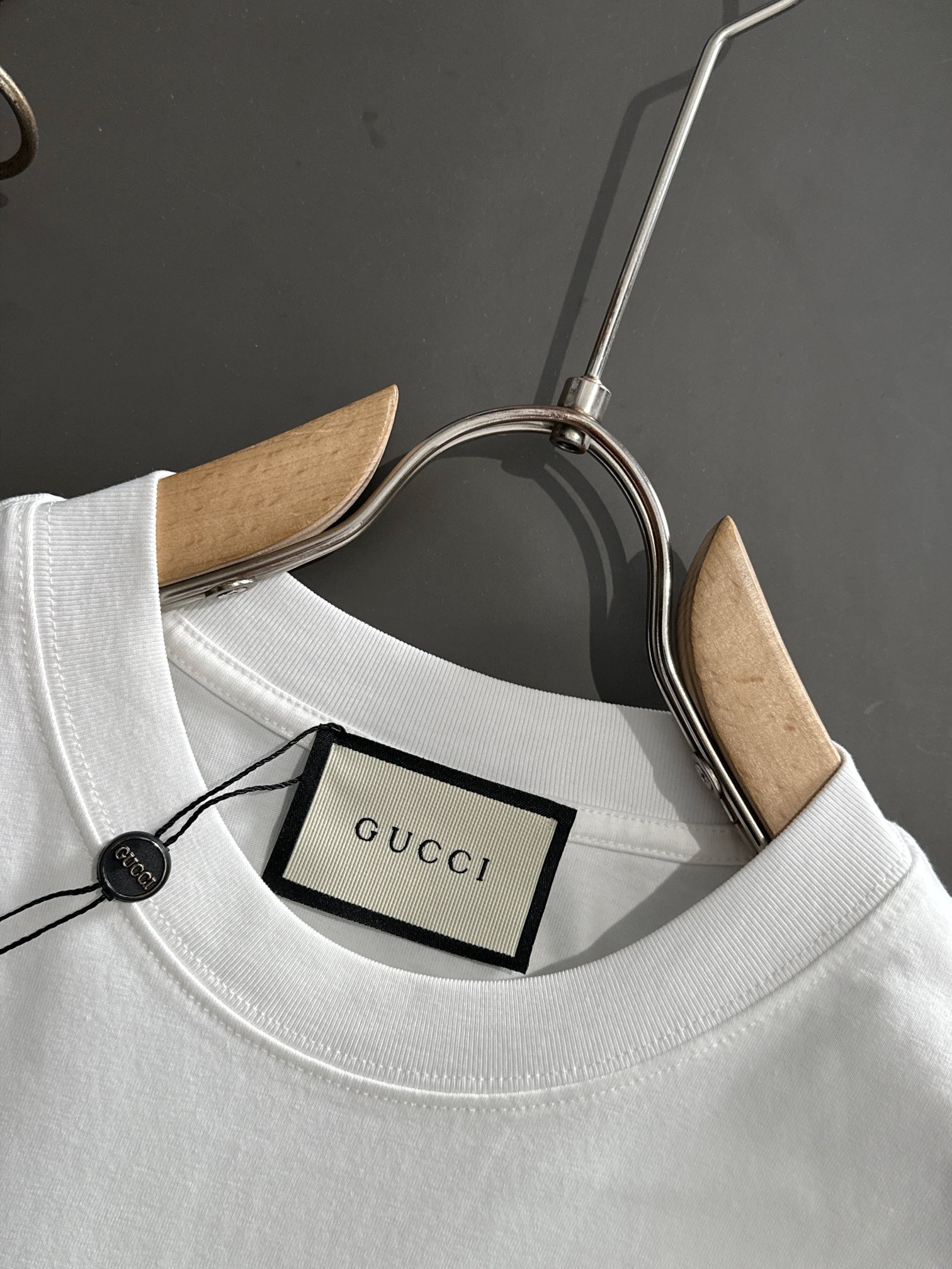  GUC 2025SS春夏最新款圆领时尚短袖T恤，官网同步，专柜纯棉面料！贴肤舒适，耐看又好穿，经典简约