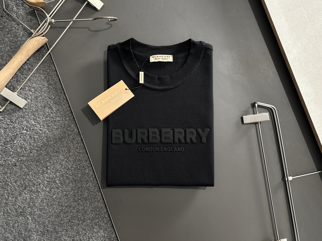 BBR 2025SS春夏最新款圆领时尚短袖T恤，官网同步，专柜纯棉面料！贴肤舒适，耐看又好穿，经典简约l