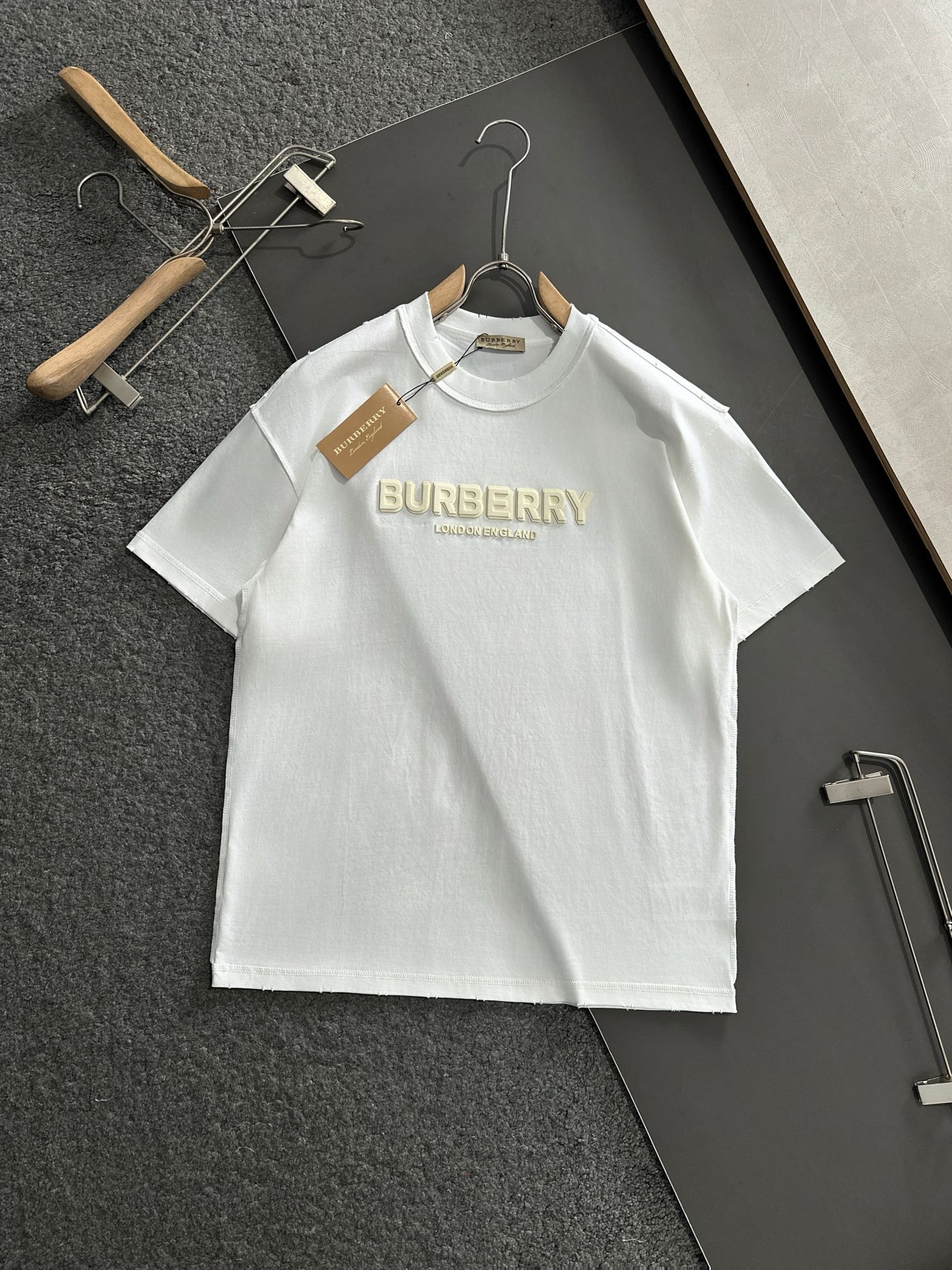 BBR 2025SS春夏最新款圆领时尚短袖T恤，官网同步，专柜纯棉面料！贴肤舒适，耐看又好穿，经典简约l