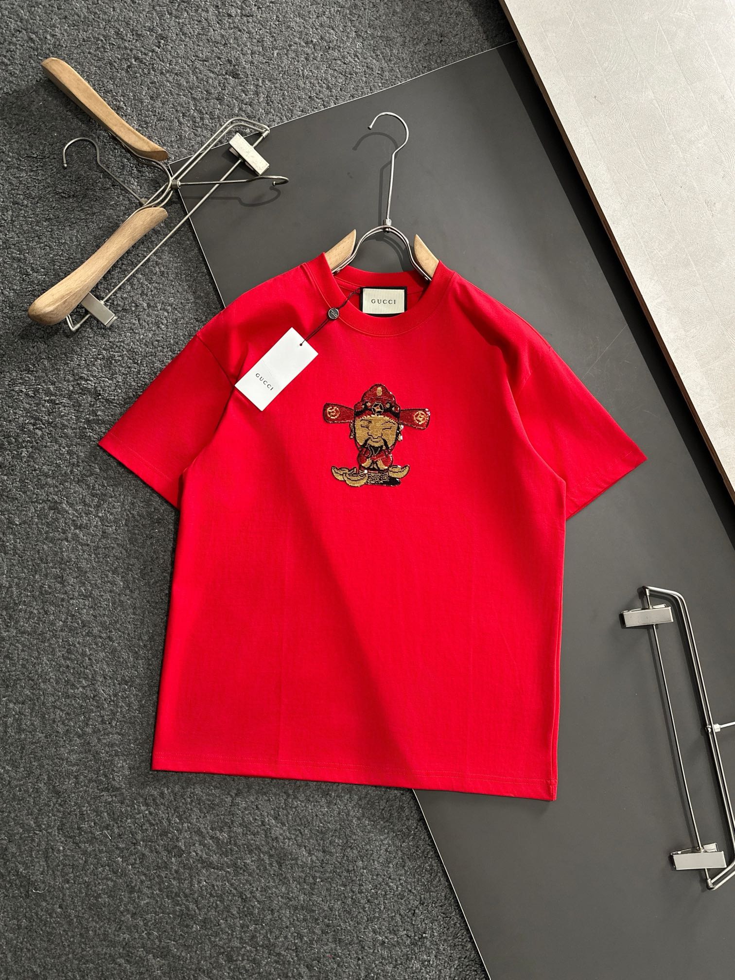 NO:431618,New Year's Battle Jacket, Get Cai La GUC 2025SS Spring and Summer latest round neck fashionable short-sleeved T-shirt, synchronized on the official website, and a counter pure cotton fabric!  Comfortable skin, durable and easy to wear, classic and simple logo design, original factory craftsmanship, must-have items for handsome men. S-XXXL., gucci, T-shirt, tees, t-shirt, alexander wang19860909新年战袍 接财啦 GUC 2025SS春夏最新款圆领时尚短袖T恤,官网同步,专柜纯棉面料！贴肤舒适,耐看又好穿,经典简约logo设计,原厂工艺一丝不苟,型男必备单品 码数S-XXXL.,,gucci,T-shirt,tees，t-shirt,alexander wang,Men's clothing