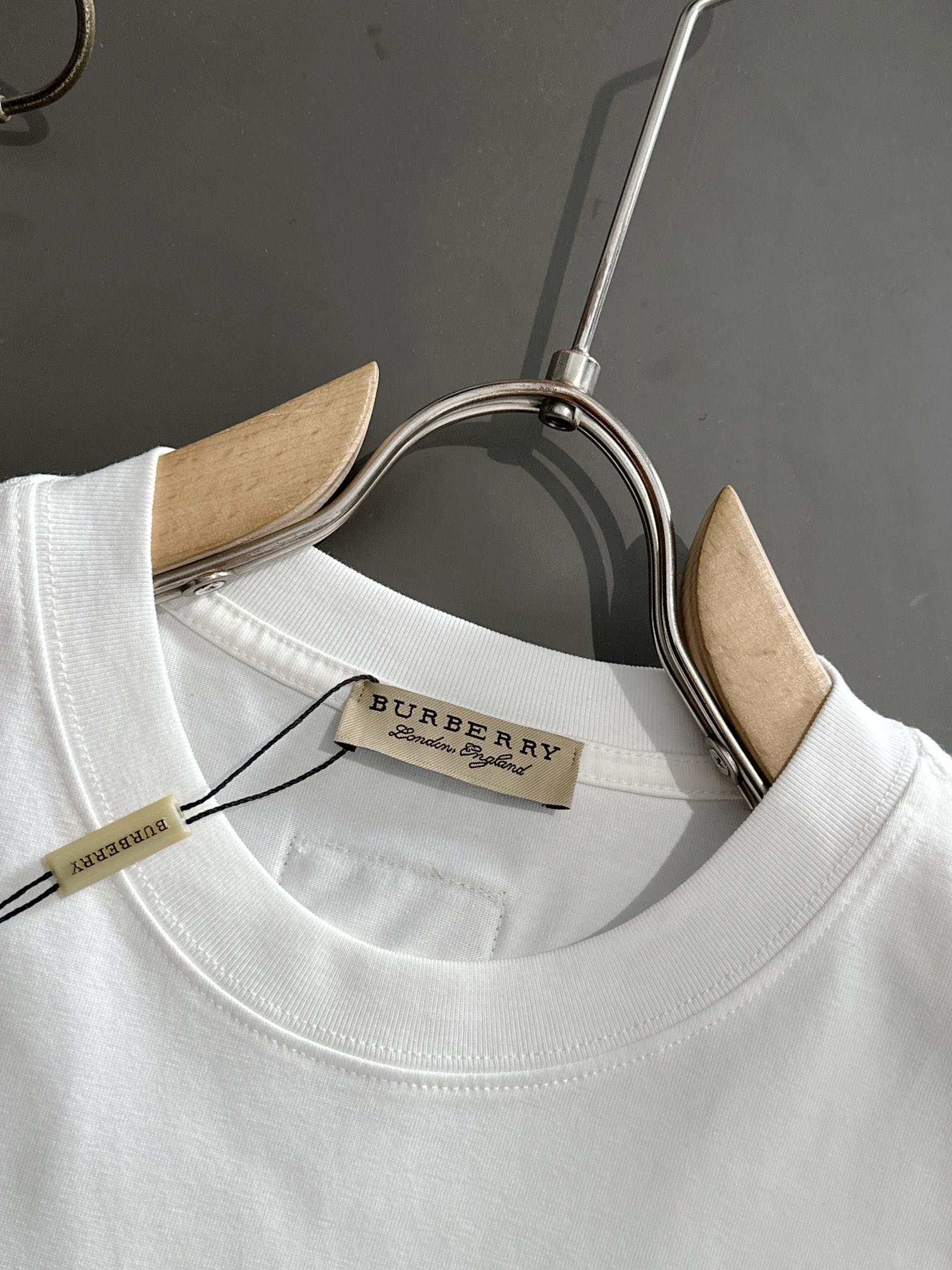  BBR  2025SS春夏最新款圆领时尚短袖T恤，官网同步，专柜纯棉面料！贴肤舒适，耐看又好穿，经典简