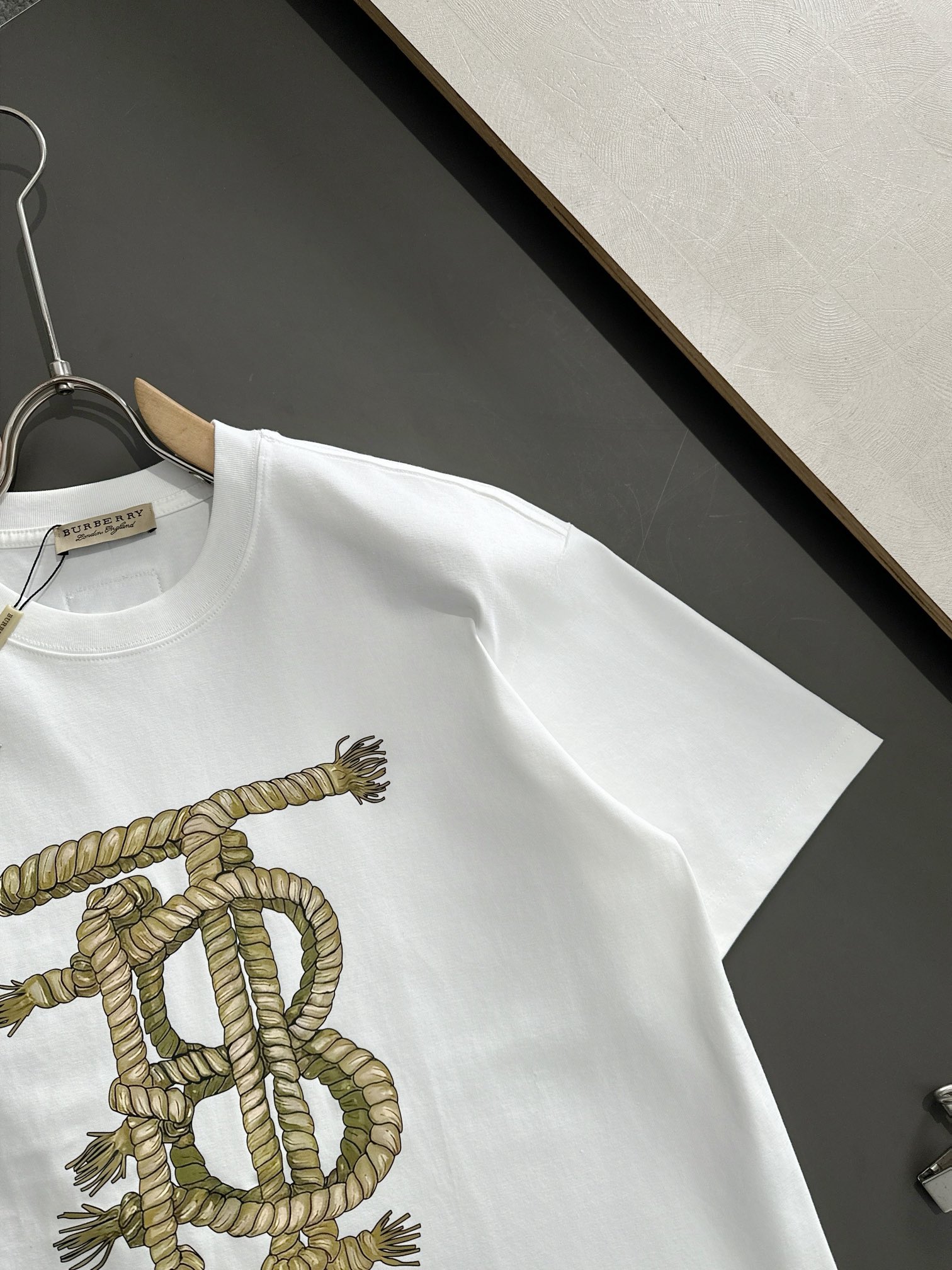  BBR  2025SS春夏最新款圆领时尚短袖T恤，官网同步，专柜纯棉面料！贴肤舒适，耐看又好穿，经典简