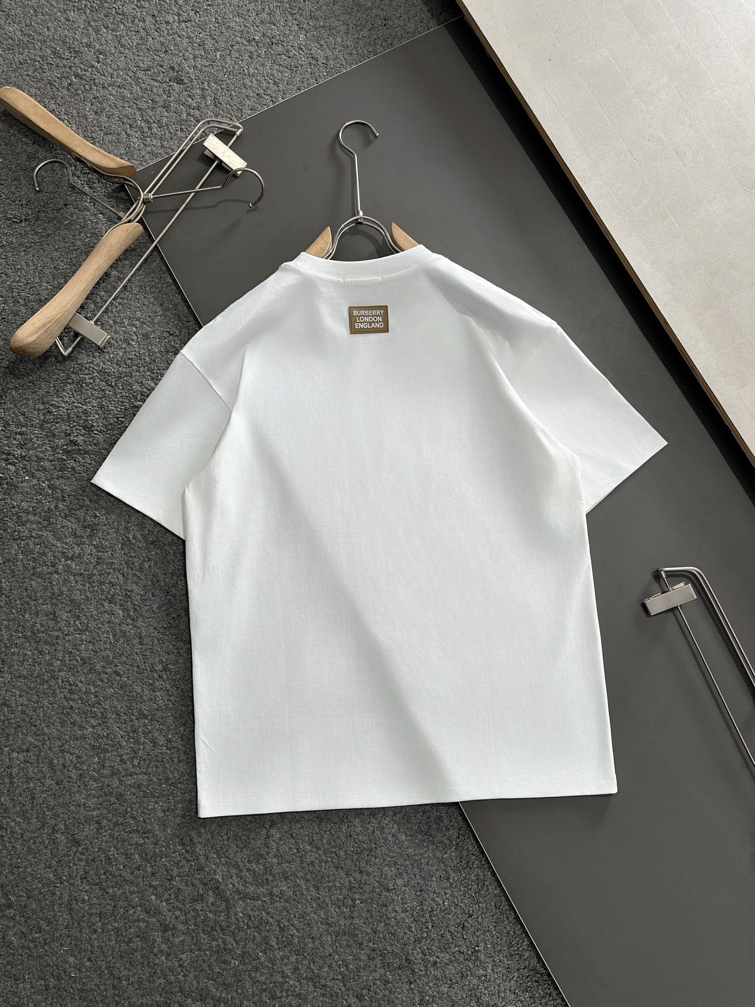  BBR  2025SS春夏最新款圆领时尚短袖T恤，官网同步，专柜纯棉面料！贴肤舒适，耐看又好穿，经典简