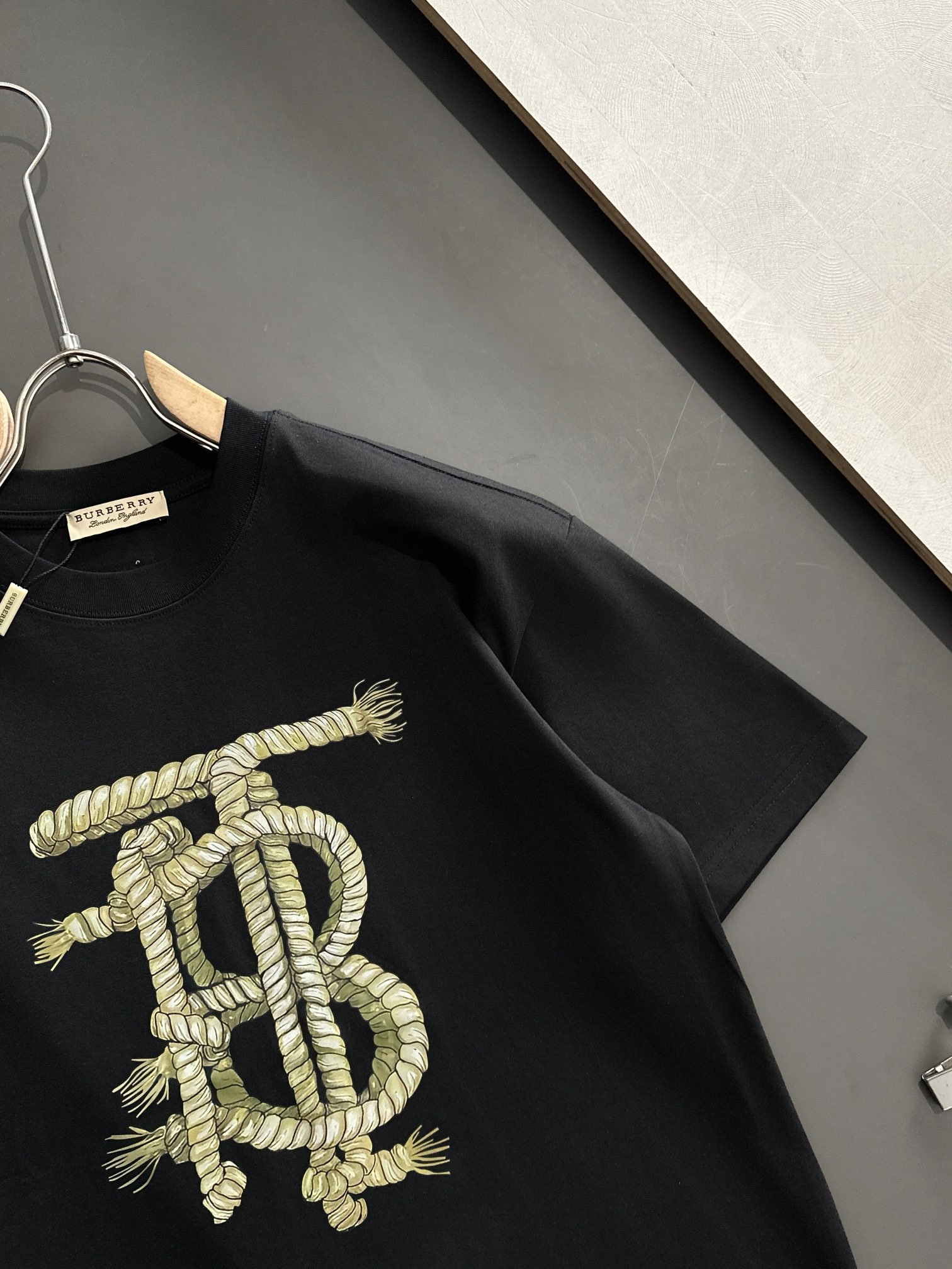  BBR 2025SS春夏最新款圆领时尚短袖T恤，官网同步，专柜纯棉面料！贴肤舒适，耐看又好穿，经典简约