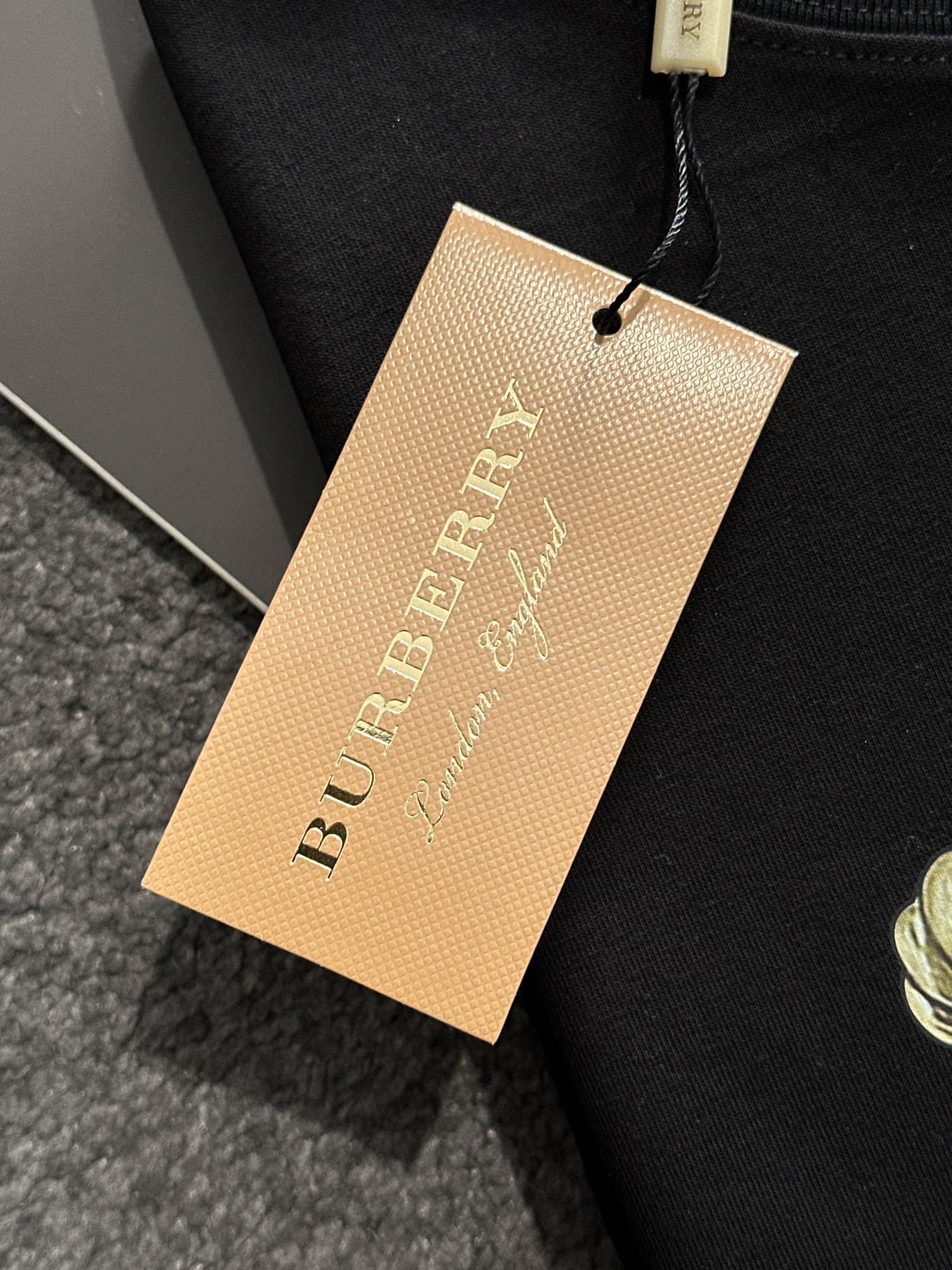  BBR 2025SS春夏最新款圆领时尚短袖T恤，官网同步，专柜纯棉面料！贴肤舒适，耐看又好穿，经典简约