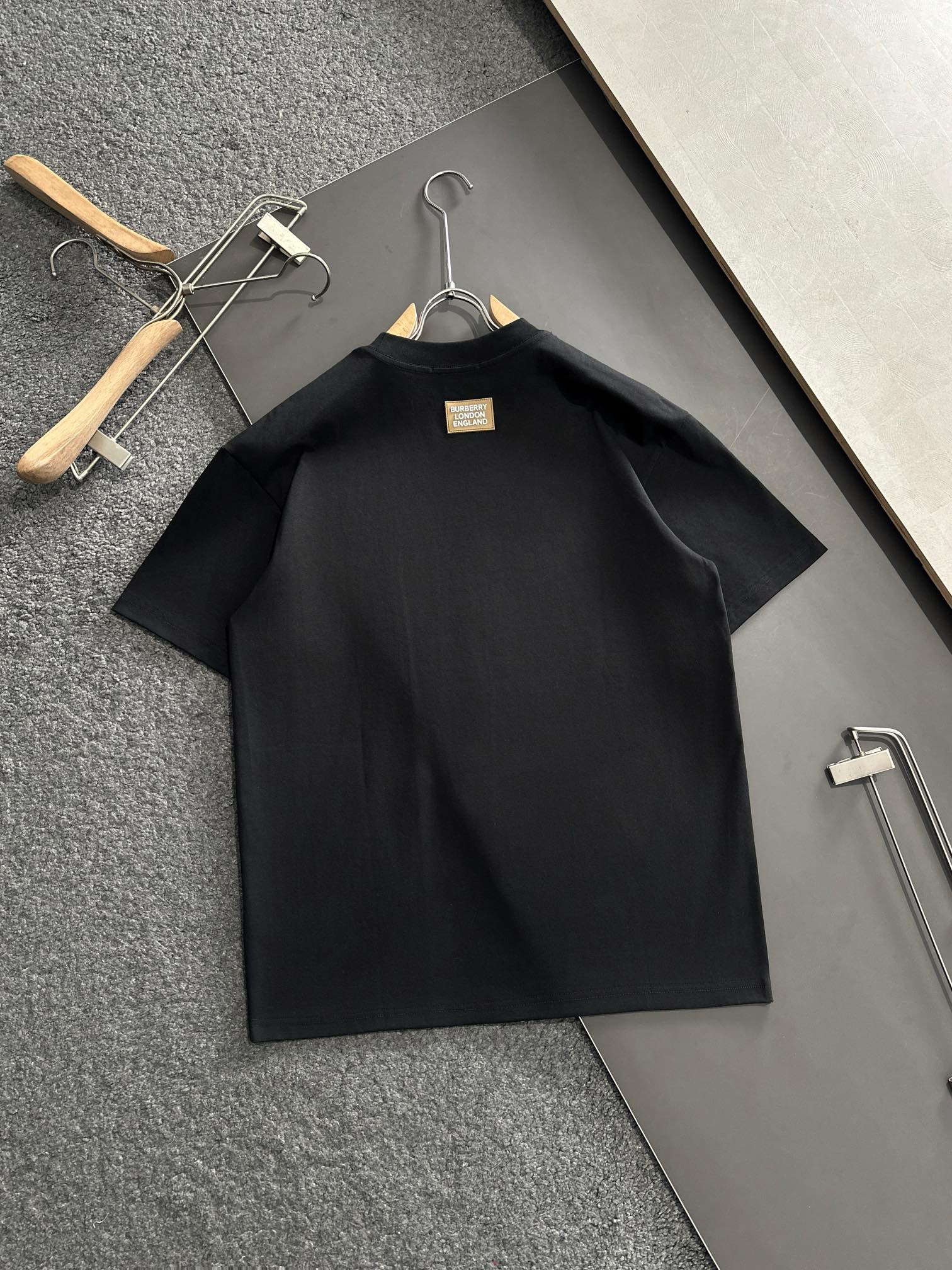  BBR 2025SS春夏最新款圆领时尚短袖T恤，官网同步，专柜纯棉面料！贴肤舒适，耐看又好穿，经典简约