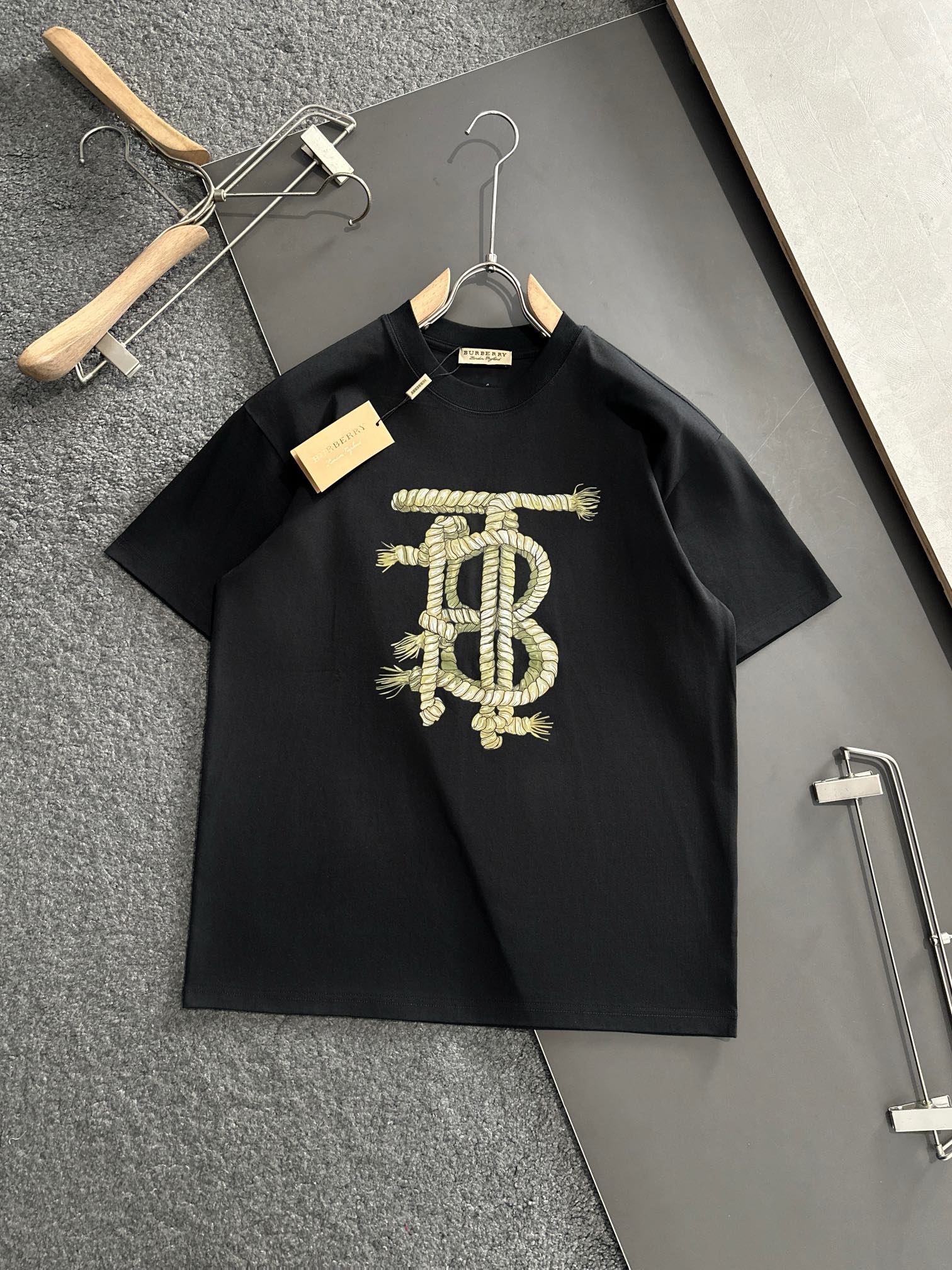 NO:431613,BBR 2025SS Spring and Summer latest round neck fashionable short-sleeved T-shirt, synchronized on the official website, and private cotton fabric for the counter!  Comfortable skin, durable and easy to wear, classic and simple logo design, original factory craftsmanship, must-have items for handsome men. S-XXXL.,,T-shirt,tees,t-shirt,alexander wang19860909BBR 2025SS春夏最新款圆领时尚短袖T恤,官网同步,专柜纯棉面料！贴肤舒适,耐看又好穿,经典简约logo设计,原厂工艺一丝不苟,型男必备单品 码数S-XXXL.,,T-shirt,tees，t-shirt,alexander wang,Men's clothing