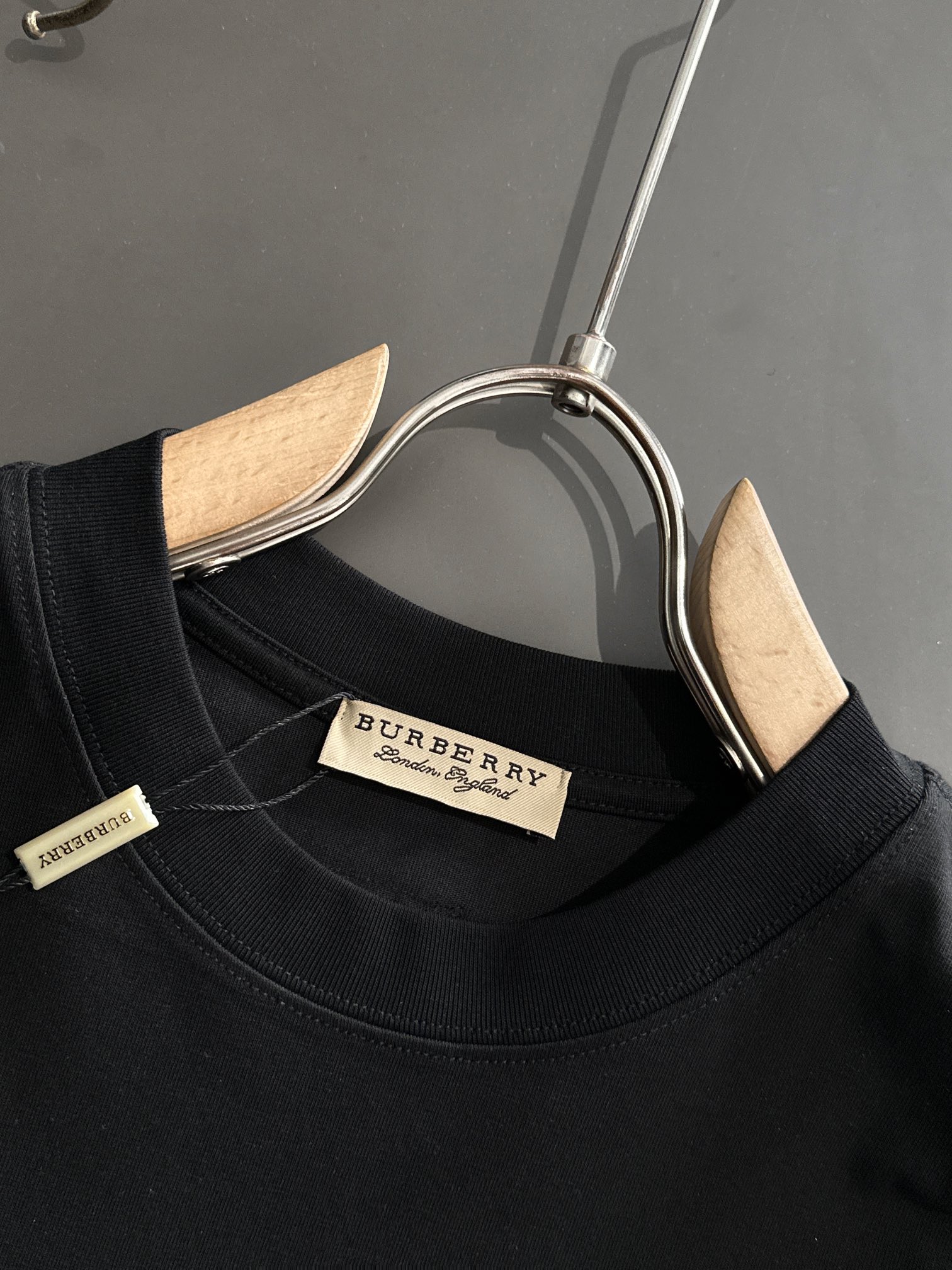  BBR 2025SS春夏最新款圆领时尚短袖T恤，官网同步，专柜纯棉面料！贴肤舒适，耐看又好穿，经典简约