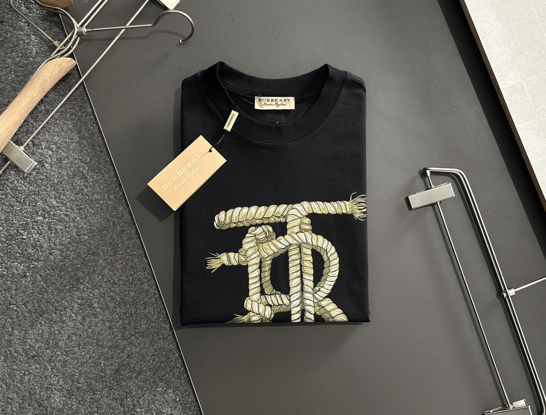  BBR 2025SS春夏最新款圆领时尚短袖T恤，官网同步，专柜纯棉面料！贴肤舒适，耐看又好穿，经典简约