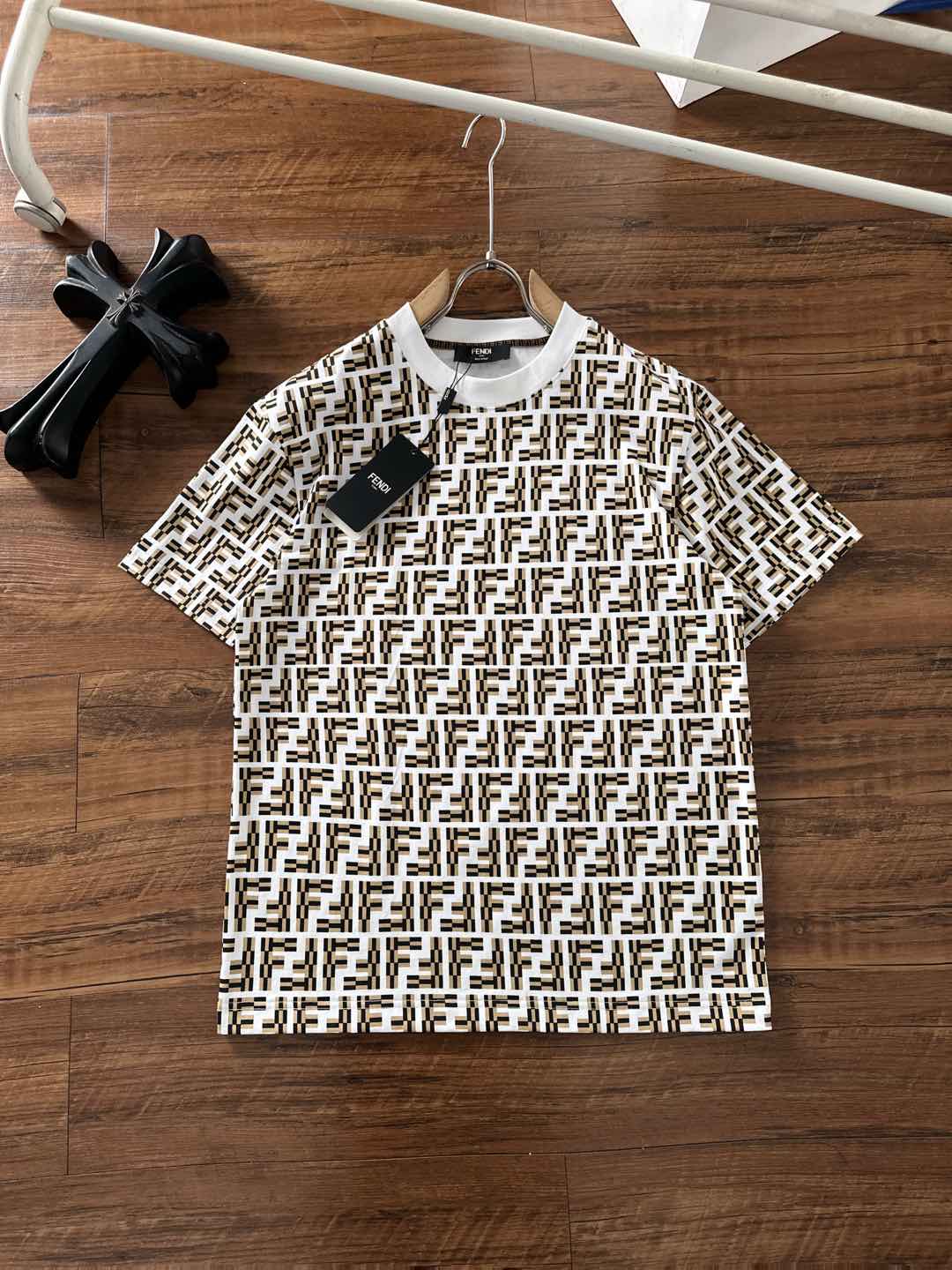 NO:476059,Fendi 2025 spring and summer new short-sleeved T-shirt for men and women,!  Customized exclusive pure cotton fabric, customized original craft threads, and chest heavy-work letter logo craft design!  Simple and generous, calm and versatile, extremely high-end, perfectly integrated with fashion and style, a top fashionable style that perfectly suits the outside wear!  The overall feeling is natural!  The ultimate classic versatile short-sleeved T-shirt is designed with the latest three-dimensional letter logo pattern elements!  The ultimate perfection of heavy industry!  Fans who pursue high quality are please buy them by themselves, and all fans who know the goods are invited to appreciate this model together!  !  Size S-2XL S S S Shoulder Width 46 Bust 102 Clothes 66 Sleeve length 22 M Sleeve width 47 Bust 106 Clothes 67 Sleeve length 23 L Sleeve width 48 Bust 110 Clothes 68 Sleeve length 24 XL Sleeve width 49 Bust 114 Clothes 69 Sleeve length 25 2XL Sleeve width 50 Bust 116 Clothes 70 Sleeve length 26,,fendi,T-shirt,tees,t-shirt,alexander wang19860909芬迪 2025春夏新款男女同款短袖T恤,！定制专属纯棉面料,定制原版工艺螺纹,胸前重工字母logo工艺设计！简约大方,从容百搭,档次极高,完美融入时尚还有风情感一款完美符合外穿的顶尖时髦气质款！整体给人浑然天成的感觉！极致经典的百搭型短袖T恤,采用最新的立体字母logo图案元素设计！极致的重工极致的完美！追求高品质的粉丝们请自行抢购,诚邀所有识货的粉丝一同鉴赏此款！！ 尺码S-2XL S码肩宽46 胸围102 衣长66 袖长22 M码肩宽47 胸围106 衣长67 袖长23 L码肩宽48 胸围110 衣长68 袖长24 XL码肩宽49 胸围114 衣长69 袖长25 2XL码肩宽50 胸围116 衣长70 袖长26,,fendi,T-shirt,tees，t-shirt,alexander wang,Men's clothing