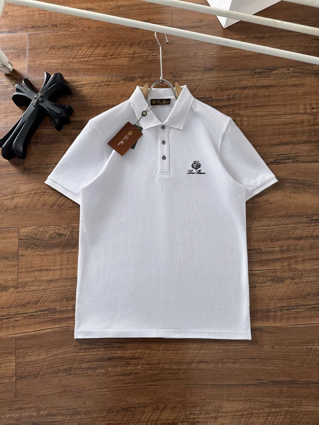 NO:476011,LP 1955ss summer new logo men's lapel Polo shirt!  Classic business men's style, high-end men's style at the ceiling level of business men's style!  Simple, fashionable and elegant, single-wearing inner wear is decent, quality control/detail control takes away, low-key, luxurious and connotative!  Customer-supplied fixed mesh flooring cotton cloth is carefully made, the surface of the fabric is evenly arranged and neatly arranged, with excellent breathability and heat dissipation and sweat resistance, and the comfort level of the upper body is completely better than that of ordinary single-sided sweat cloth tissue!  The classic brand LOGO logo on the chest is created with top-level craftsmanship. The LOGO has three-dimensional, clear and full texture, and is an extraordinary product in the classic field whether it is inner wear or single wear!  The exquisite cutting process, the processing of every detail is very standard and delicate, and it is comparable to that of ordinary LOW products on the market. Men must enter the basic versatile Polo shirts!  Size M-3XL Data reference M: bust 104cm-shoulder width 45cm-length 69cm-sleeve length 21cm L: bust 108cm-shoulder width 46cm-length 70cm-sleeve length 22cm XL: bust 112cm-shoulder width 47cm-length 71cm-sleeve length 23cm XXL: bust 116cm-shoulder width 48cm-sleeve length 72cm-sleeve length 24cm 3XL: bust 120cm-shoulder width 49cm-sleeve length 73cm-sleeve length 24cm, loro piana, alexander wang19860909LP 1955ss夏季新款 logo男士翻领Polo衫！经典商务男款,高端男装的天花板级别的商务男款！简约时尚大气不失优雅,单穿内搭体面过人,品质控/细节控的闭眼带走,低调又奢华有内涵！ 客供定织网眼珠地棉布精心制成,面料表面排列均匀整齐的网眼纹理,透气性和散热排汗性极佳,上身舒适程度完全优于普通单面汗布组织！胸前经典的品牌LOGO标识,采用顶级工艺打造,LOGO立体清晰饱满,质感非凡的特质,无论是内搭还是单穿都是一款经典领域的产品！精妙绝伦的裁剪工艺,每一个细节处理的非常标准细腻,非市面一般LOW货可以媲美的,男士必入基础百搭款Polo衫推荐！ 尺码M-3XL 数据参考 M码:胸围104cm-肩宽45cm-衣长69cm-袖长21cm L码:胸围108cm-肩宽46cm-衣长70cm-袖长22cm XL码:胸围112cm-肩宽47cm-衣长71cm-袖长23cm XXL码:胸围116cm-肩宽48cm-衣长72cm-袖长24cm 3XL码:胸围120cm-肩宽49cm-衣长73cm-袖长24cm,,loro piana,alexander wang,Men's clothing