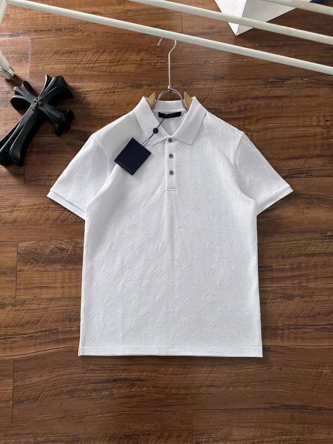 NO:136277,LV 2025ss summer new logo men's lapel Polo shirt!  Classic business men's style, high-end men's style at the ceiling level of business men's style!  Simple, fashionable and elegant, single-wearing inner wear is decent, quality control/detail control takes away, low-key, luxurious and connotative!  Customer-supplied fixed mesh flooring cotton cloth is carefully made, the surface of the fabric is evenly arranged and neatly arranged, with excellent breathability and heat dissipation and sweat resistance, and the comfort level of the upper body is completely better than that of ordinary single-sided sweat cloth tissue!  The classic brand LOGO logo on the chest is created with top-level craftsmanship. The LOGO has three-dimensional, clear and full texture, and is an extraordinary product in the classic field whether it is inner wear or single wear!  The exquisite cutting process, the processing of every detail is very standard and delicate, and it is comparable to that of ordinary LOW products on the market. Men must enter the basic versatile Polo shirts!  Size M-3XL Data reference M: bust 104cm-shoulder width 45cm-coat length 69cm-sleeve length 21cm L: bust 108cm-shoulder width 46cm-coat length 70cm-sleeve length 22cm XL: bust 112cm-shoulder width 47cm-coat length 71cm-sleeve length 23cm XXL: bust 116cm-shoulder width 48cm-coat length 72cm-sleeve length 24cm 3XL: bust 120cm-shoulder width 49cm-sleeve length 73cm-sleeve length 24cm, louis vuitton,alexander wang19860909LV 2025ss夏季新款 logo男士翻领Polo衫！经典商务男款,高端男装的天花板级别的商务男款！简约时尚大气不失优雅,单穿内搭体面过人,品质控/细节控的闭眼带走,低调又奢华有内涵！ 客供定织网眼珠地棉布精心制成,面料表面排列均匀整齐的网眼纹理,透气性和散热排汗性极佳,上身舒适程度完全优于普通单面汗布组织！胸前经典的品牌LOGO标识,采用顶级工艺打造,LOGO立体清晰饱满,质感非凡的特质,无论是内搭还是单穿都是一款经典领域的产品！精妙绝伦的裁剪工艺,每一个细节处理的非常标准细腻,非市面一般LOW货可以媲美的,男士必入基础百搭款Polo衫推荐！ 尺码M-3XL 数据参考 M码:胸围104cm-肩宽45cm-衣长69cm-袖长21cm L码:胸围108cm-肩宽46cm-衣长70cm-袖长22cm XL码:胸围112cm-肩宽47cm-衣长71cm-袖长23cm XXL码:胸围116cm-肩宽48cm-衣长72cm-袖长24cm 3XL码:胸围120cm-肩宽49cm-衣长73cm-袖长24cm,,louis vuitton,alexander wang,Men's clothing