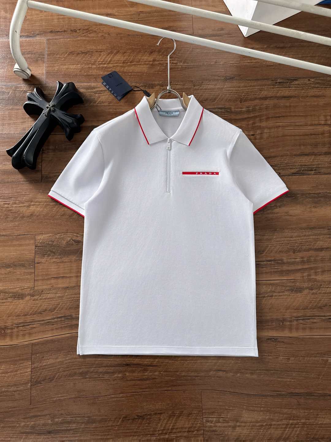 NO:136273,Prada 2025ss summer new logo men's lapel Polo shirt!  Classic business men's style, high-end men's style at the ceiling level of business men's style!  Simple, fashionable and elegant, single-wearing inner wear is decent, quality control/detail control takes away, low-key, luxurious and connotative!  Customer-supplied fixed mesh flooring cotton cloth is carefully made, the surface of the fabric is evenly arranged and neatly arranged, with excellent breathability and heat dissipation and sweat resistance, and the comfort level of the upper body is completely better than that of ordinary single-sided sweat cloth tissue!  The classic brand LOGO logo on the chest is created with top-level craftsmanship. The LOGO has three-dimensional, clear and full texture, and is an extraordinary product in the classic field whether it is inner wear or single wear!  The exquisite cutting process, the processing of every detail is very standard and delicate, and it is comparable to that of ordinary LOW products on the market. Men must enter the basic versatile Polo shirts!  Size M-3XL Data reference M: bust 104cm-shoulder width 45cm-length 69cm-sleeve length 21cm L: bust 108cm-shoulder width 46cm-length 70cm-sleeve length 22cm XL: bust 112cm-shoulder width 47cm-length 71cm-sleeve length 23cm XXL: bust 116cm-shoulder width 48cm-sleeve length 72cm-sleeve length 24cm 3XL: bust 120cm-shoulder width 49cm-sleeve length 73cm-sleeve length 24cm, prada, alexander wang19860909普拉达 2025ss夏季新款 logo男士翻领Polo衫！经典商务男款,高端男装的天花板级别的商务男款！简约时尚大气不失优雅,单穿内搭体面过人,品质控/细节控的闭眼带走,低调又奢华有内涵！ 客供定织网眼珠地棉布精心制成,面料表面排列均匀整齐的网眼纹理,透气性和散热排汗性极佳,上身舒适程度完全优于普通单面汗布组织！胸前经典的品牌LOGO标识,采用顶级工艺打造,LOGO立体清晰饱满,质感非凡的特质,无论是内搭还是单穿都是一款经典领域的产品！精妙绝伦的裁剪工艺,每一个细节处理的非常标准细腻,非市面一般LOW货可以媲美的,男士必入基础百搭款Polo衫推荐！ 尺码M-3XL 数据参考 M码:胸围104cm-肩宽45cm-衣长69cm-袖长21cm L码:胸围108cm-肩宽46cm-衣长70cm-袖长22cm XL码:胸围112cm-肩宽47cm-衣长71cm-袖长23cm XXL码:胸围116cm-肩宽48cm-衣长72cm-袖长24cm 3XL码:胸围120cm-肩宽49cm-衣长73cm-袖长24cm,,prada,alexander wang,Men's clothing