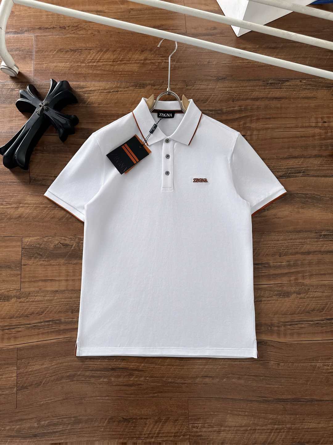 NO:136269,Zenia 2025ss summer new logo men's lapel Polo shirt!  Classic business men's style, high-end men's style at the ceiling level of business men's style!  Simple, fashionable and elegant, single-wearing inner wear is decent, quality control/detail control takes away, low-key, luxurious and connotative!  Customer-supplied fixed mesh flooring cotton cloth is carefully made, the surface of the fabric is evenly arranged and neatly arranged, with excellent breathability and heat dissipation and sweat resistance, and the comfort level of the upper body is completely better than that of ordinary single-sided sweat cloth tissue!  The classic brand LOGO logo on the chest is created with top-level craftsmanship. The LOGO has three-dimensional, clear and full texture, and is an extraordinary product in the classic field whether it is inner wear or single wear!  The exquisite cutting process, the processing of every detail is very standard and delicate, and it is comparable to that of ordinary LOW products on the market. Men must enter the basic versatile Polo shirts!  Size M-3XL Data reference M: bust 104cm-shoulder width 45cm-coat length 69cm-sleeve length 21cm L: bust 108cm-shoulder width 46cm-coat length 70cm-sleeve length 22cm XL: bust 112cm-shoulder width 47cm-coat length 71cm-sleeve length 23cm XXL: bust 116cm-shoulder width 48cm-coat length 72cm-sleeve length 24cm 3XL: bust 120cm-shoulder width 49cm-coat length 73cm-sleeve length 24cm, zegna, alexander wang19860909杰尼亚 2025ss夏季新款 logo男士翻领Polo衫！经典商务男款,高端男装的天花板级别的商务男款！简约时尚大气不失优雅,单穿内搭体面过人,品质控/细节控的闭眼带走,低调又奢华有内涵！ 客供定织网眼珠地棉布精心制成,面料表面排列均匀整齐的网眼纹理,透气性和散热排汗性极佳,上身舒适程度完全优于普通单面汗布组织！胸前经典的品牌LOGO标识,采用顶级工艺打造,LOGO立体清晰饱满,质感非凡的特质,无论是内搭还是单穿都是一款经典领域的产品！精妙绝伦的裁剪工艺,每一个细节处理的非常标准细腻,非市面一般LOW货可以媲美的,男士必入基础百搭款Polo衫推荐！ 尺码M-3XL 数据参考 M码:胸围104cm-肩宽45cm-衣长69cm-袖长21cm L码:胸围108cm-肩宽46cm-衣长70cm-袖长22cm XL码:胸围112cm-肩宽47cm-衣长71cm-袖长23cm XXL码:胸围116cm-肩宽48cm-衣长72cm-袖长24cm 3XL码:胸围120cm-肩宽49cm-衣长73cm-袖长24cm,,zegna,alexander wang,Men's clothing