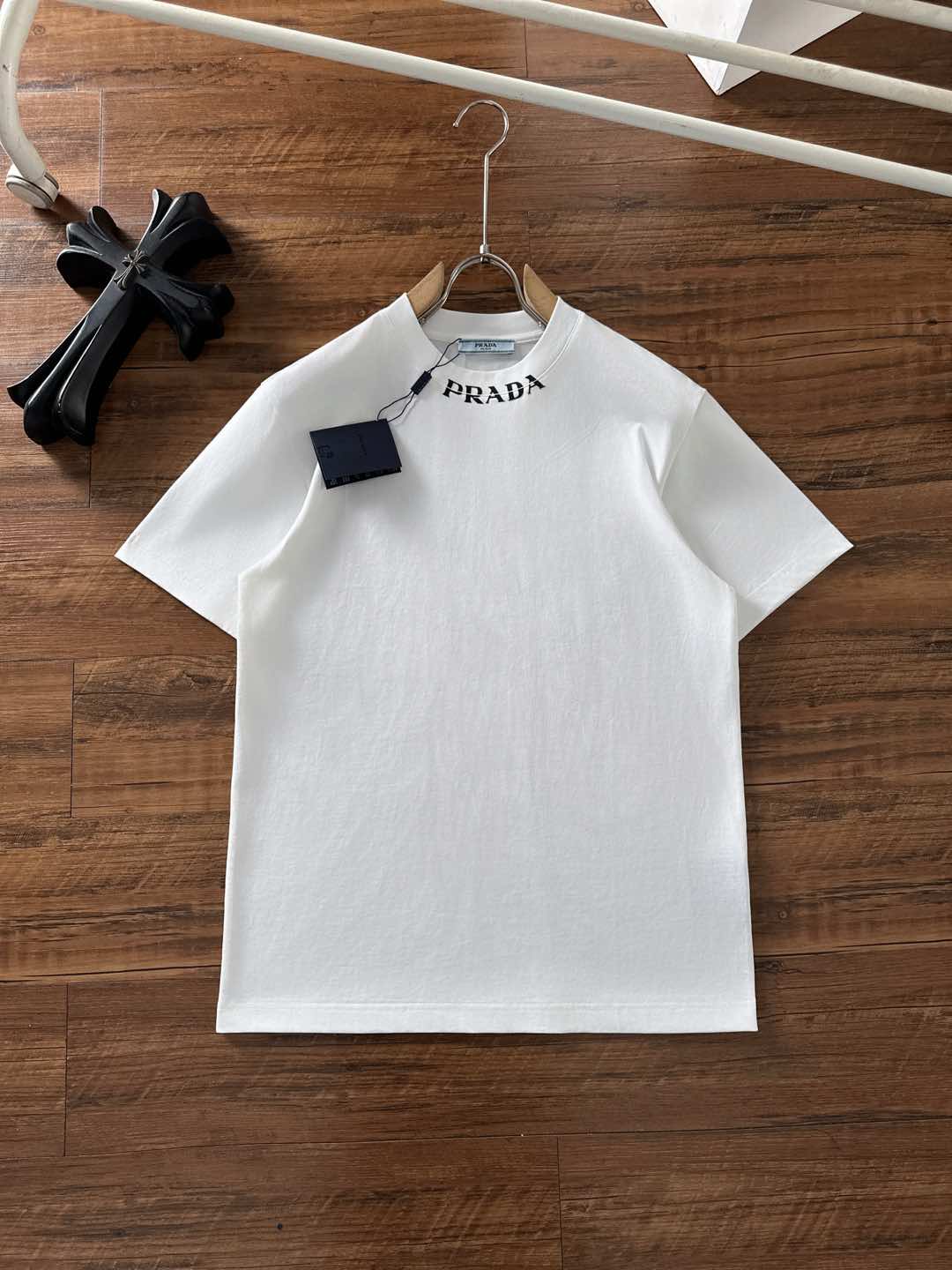 NO:476054,Prada Spring and Summer 2025 Latest short-sleeved T-shirt, original logo Customized fabric, soft feel, comfortable to wear, fine workmanship. The upper body effect is invincible and handsome, size S-2xl,,prada,T-shirt,tees,t-shirt,alexander wang19860909普拉达 2025春夏 最新款短袖T恤,原标 定制面料,手感柔软,穿着舒适,做工精细.上身效果无敌帅气, 码数 S-2xl,,prada,T-shirt,tees，t-shirt,alexander wang,Men's clothing