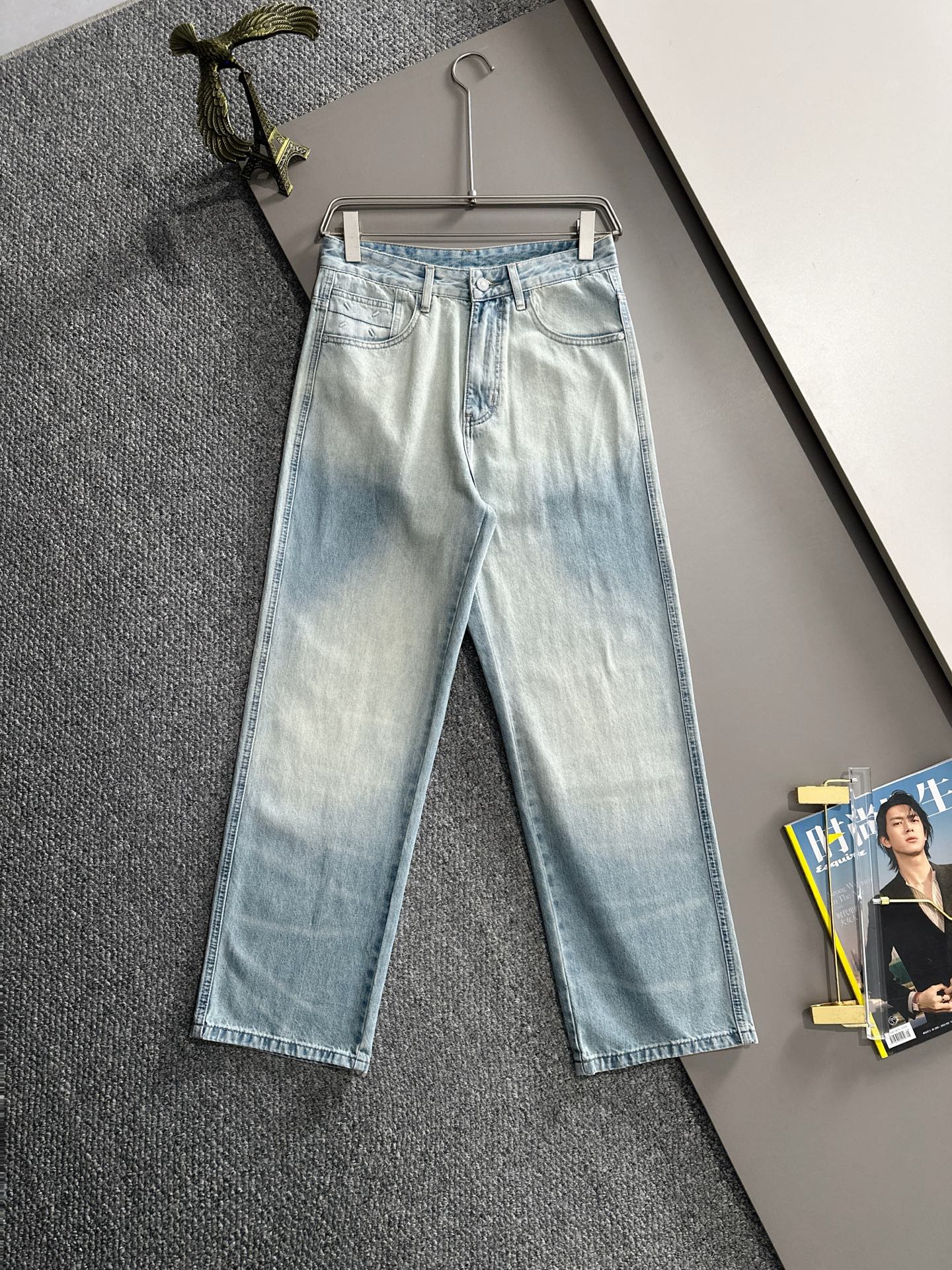 Pantalones vaqueros anchos de pierna recta de Maison Margiela para el verano de 2025, ¡la tendencia dentro de…
