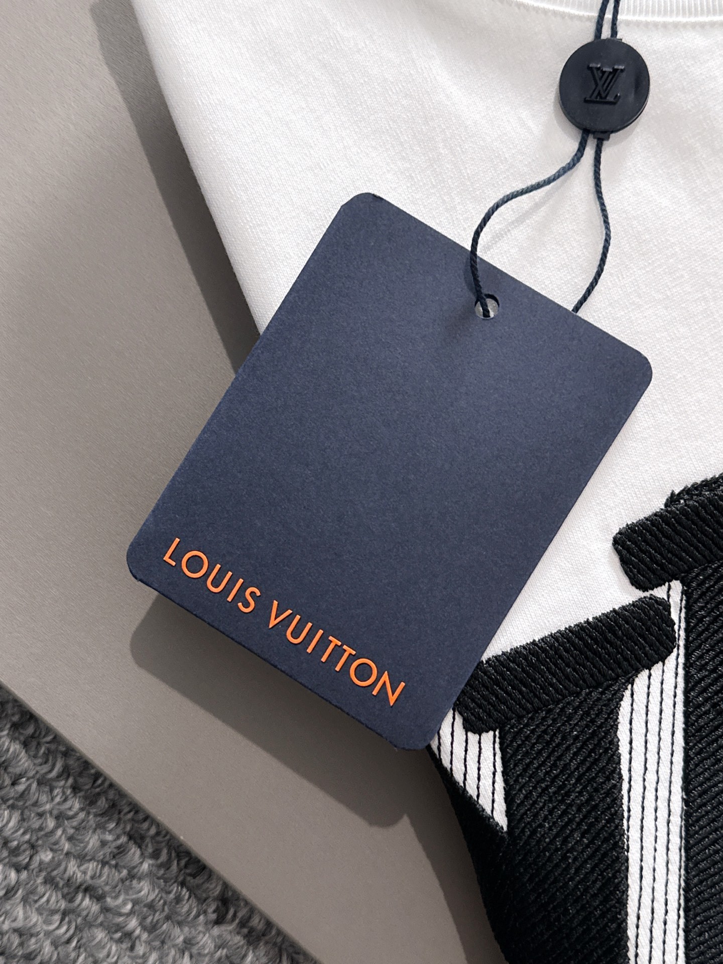LV 2025春夏新款男女同款👫短袖T恤,!定制专属纯棉面料,定制原版工艺螺纹,胸前重工字母logo工