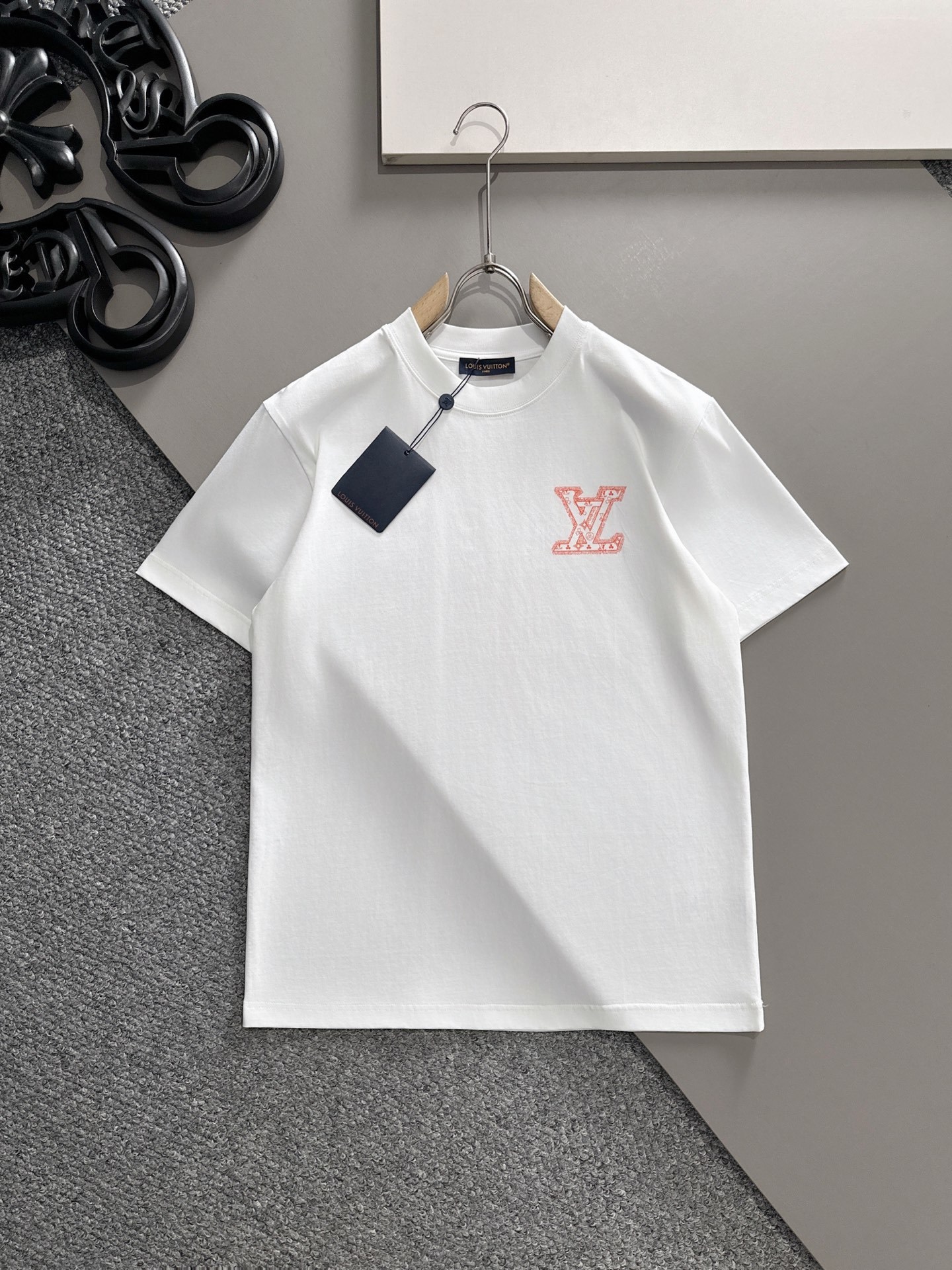 LV 2025春夏新款男女同款👫短袖T恤,!定制专属纯棉面料,定制原版工艺螺纹,胸前重工字母logo工