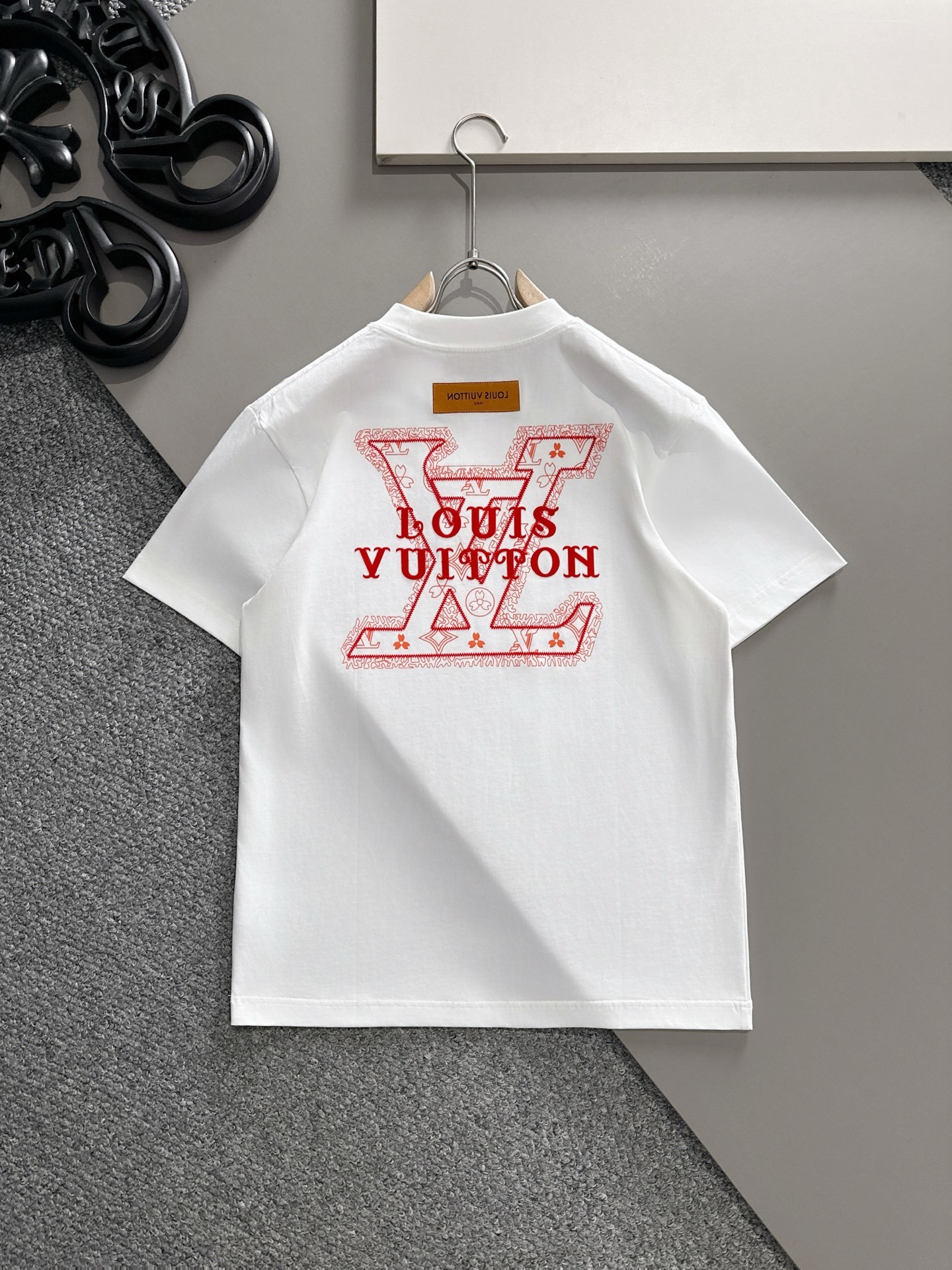 LV 2025春夏新款男女同款👫短袖T恤,!定制专属纯棉面料,定制原版工艺螺纹,胸前重工字母logo工