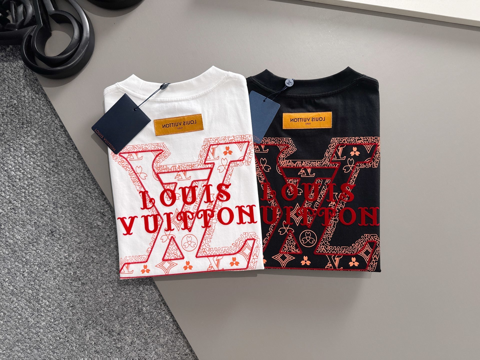 LV 2025春夏新款男女同款👫短袖T恤,!定制专属纯棉面料,定制原版工艺螺纹,胸前重工字母logo工