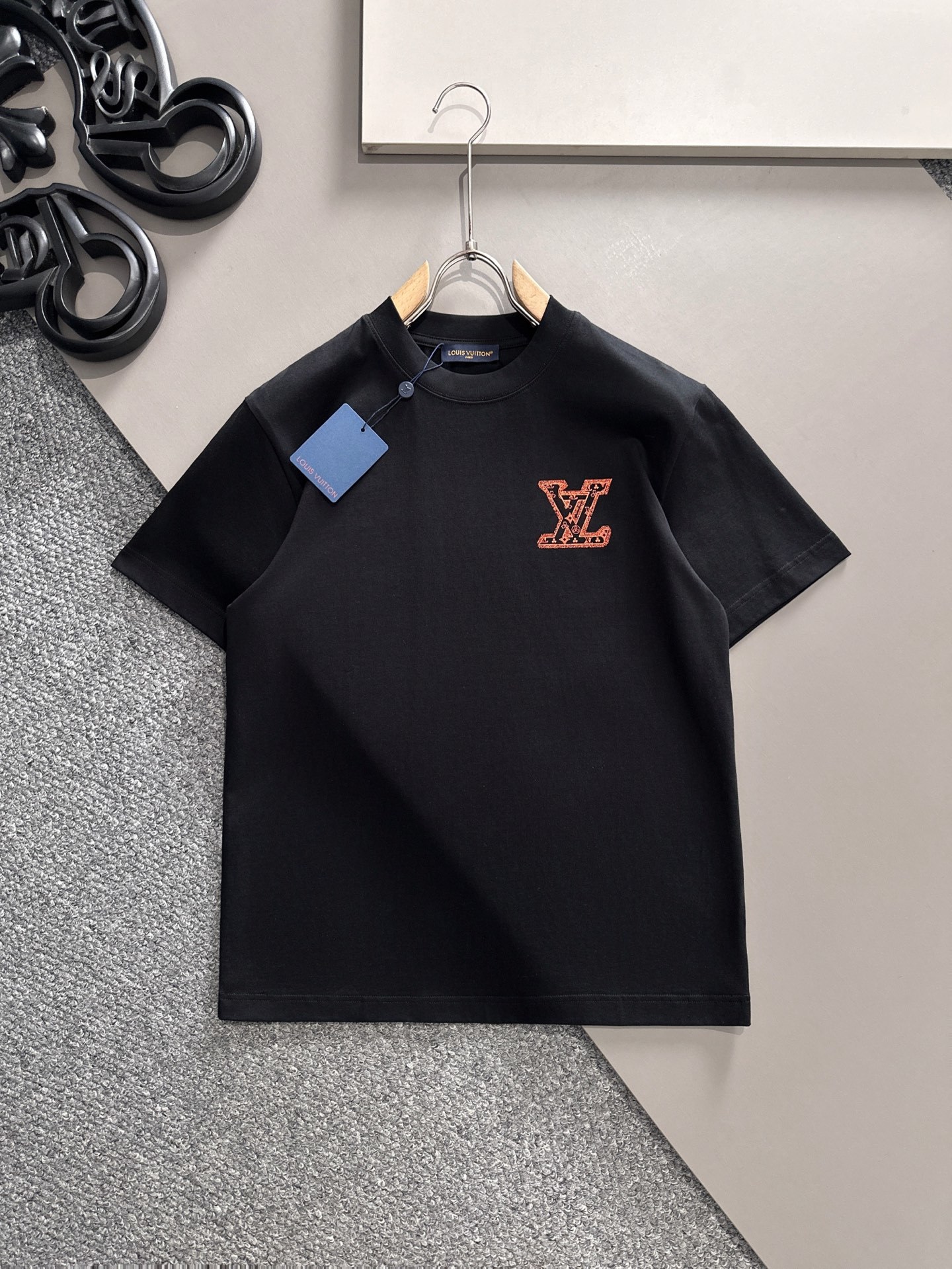 LV 2025春夏新款男女同款👫短袖T恤,!定制专属纯棉面料,定制原版工艺螺纹,胸前重工字母logo工
