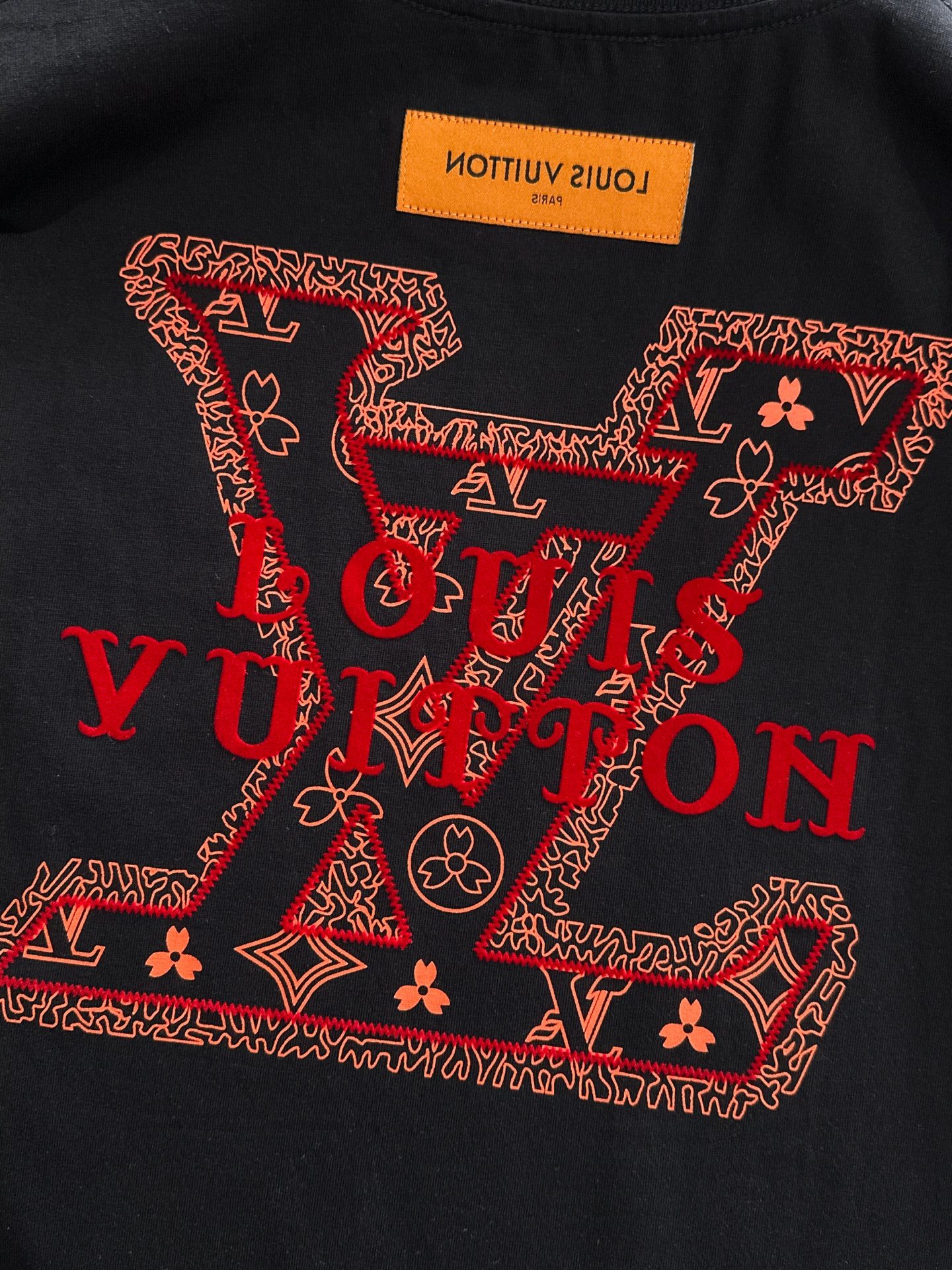 LV 2025春夏新款男女同款👫短袖T恤,!定制专属纯棉面料,定制原版工艺螺纹,胸前重工字母logo工