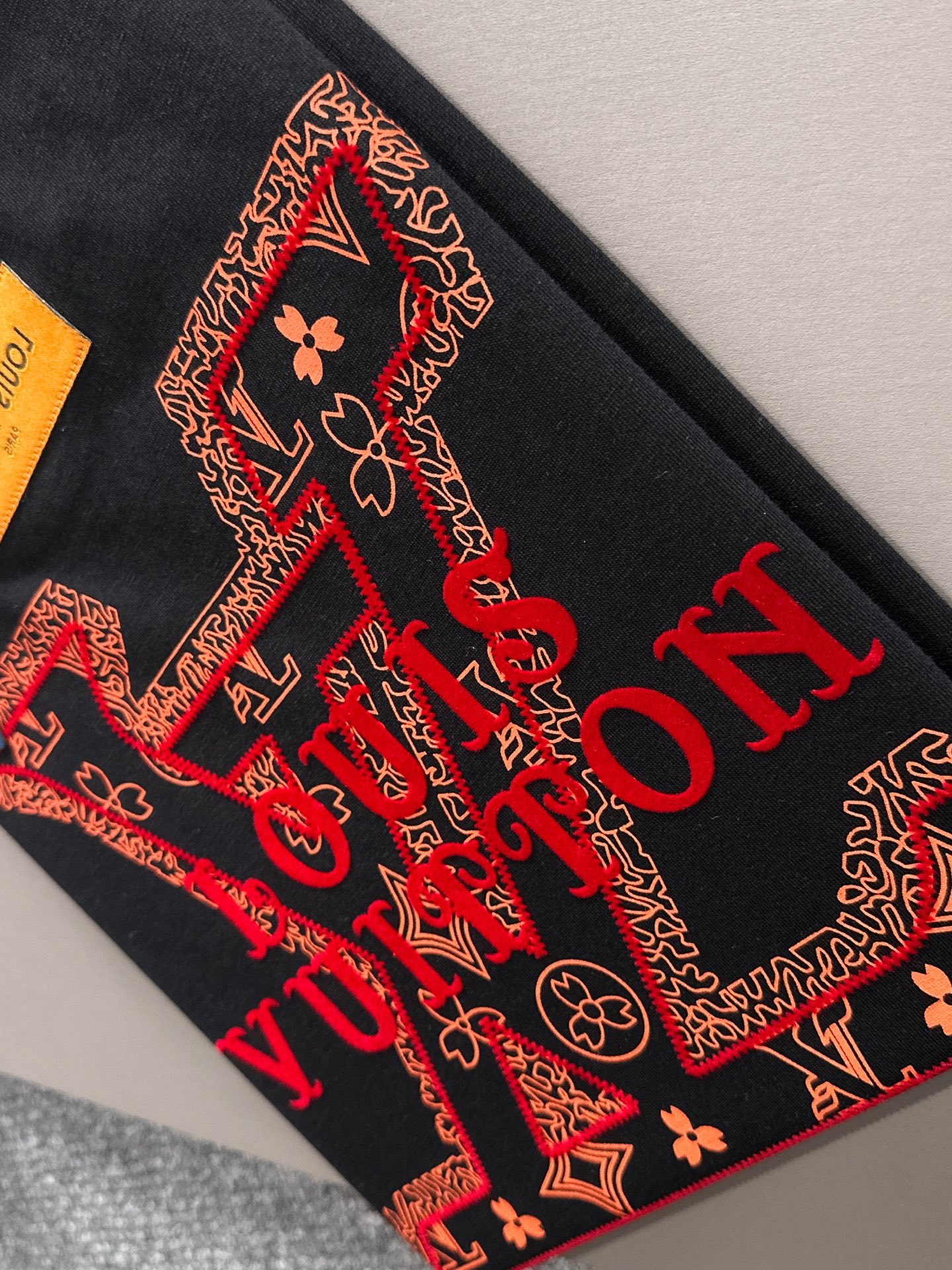 LV 2025春夏新款男女同款👫短袖T恤,!定制专属纯棉面料,定制原版工艺螺纹,胸前重工字母logo工