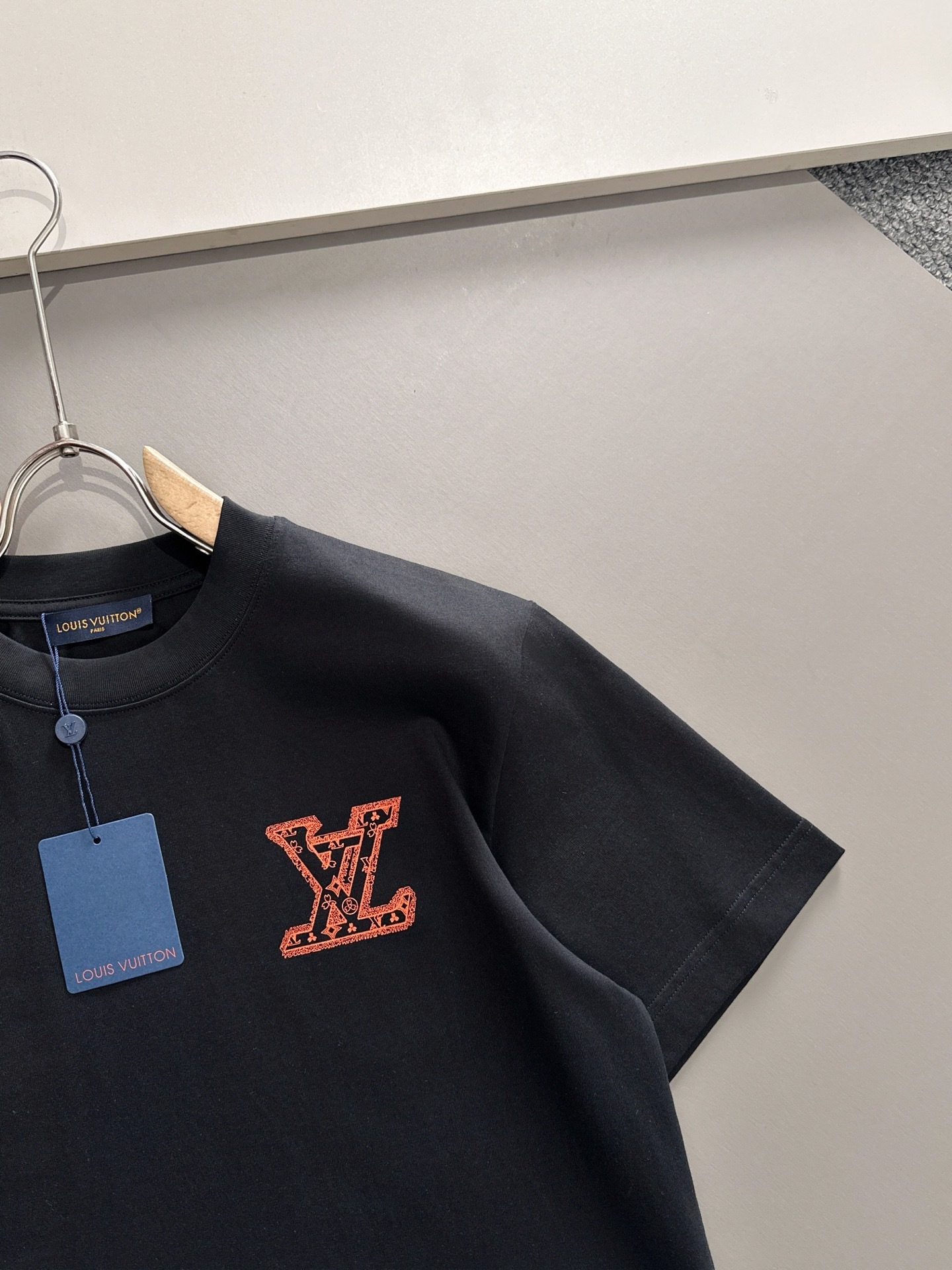 LV 2025春夏新款男女同款👫短袖T恤,!定制专属纯棉面料,定制原版工艺螺纹,胸前重工字母logo工