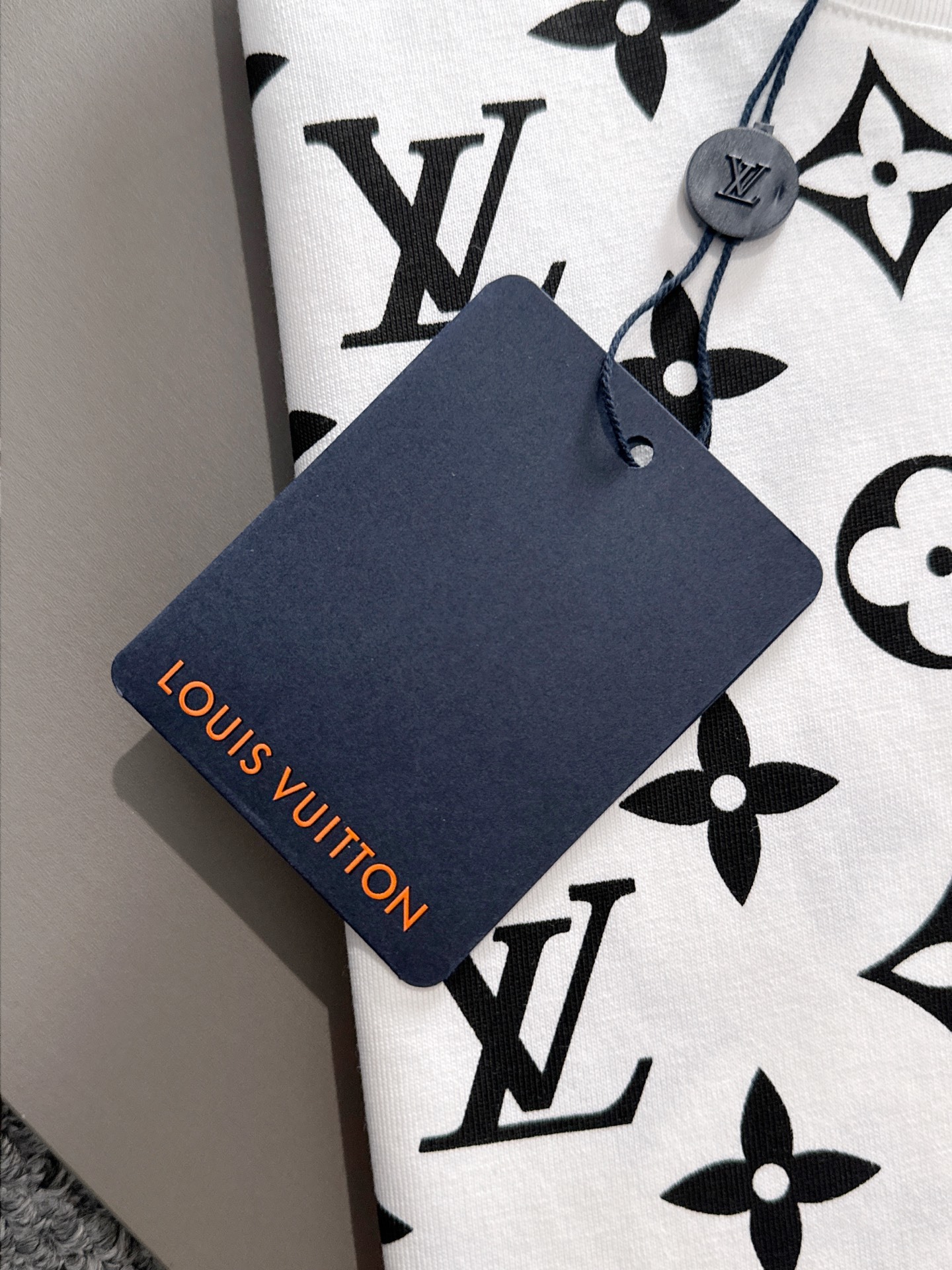 LV 2025春夏新款男女同款👫短袖T恤,!定制专属纯棉面料,定制原版工艺螺纹,胸前重工字母logo工