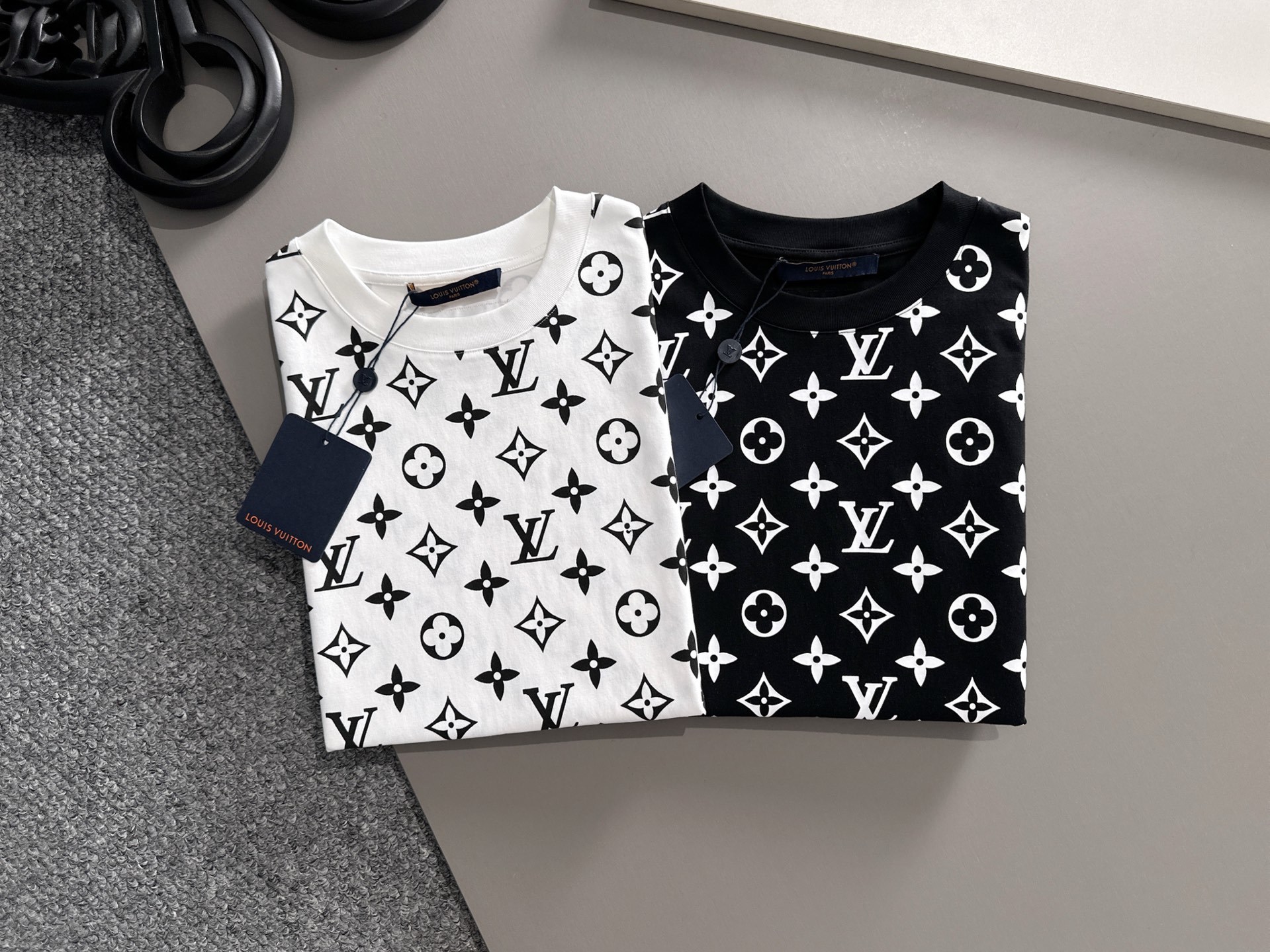 LV 2025春夏新款男女同款👫短袖T恤,!定制专属纯棉面料,定制原版工艺螺纹,胸前重工字母logo工